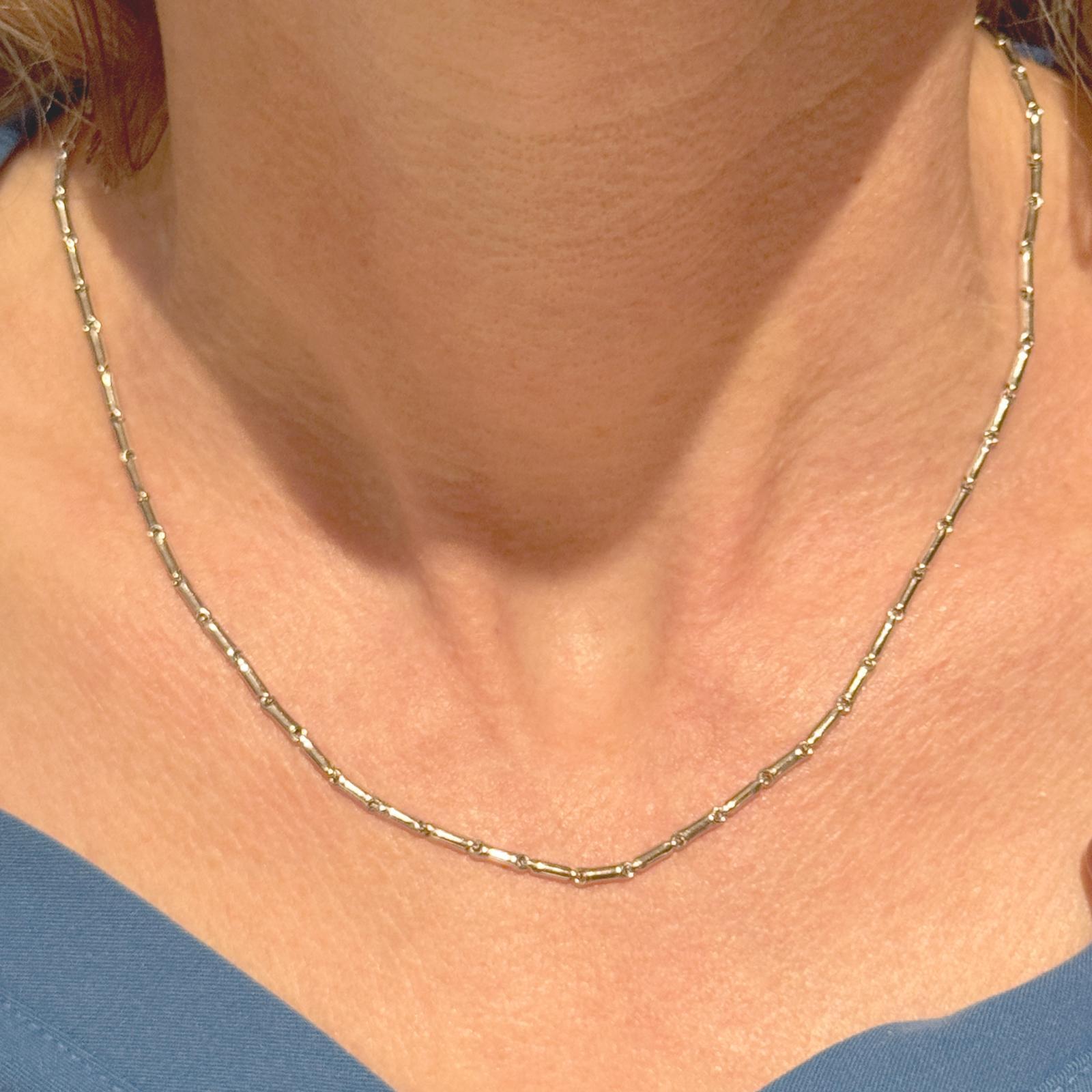 Diese elegante 18-karätige Gliederkette aus Weißgold von Chimento besticht durch ihr schlichtes und raffiniertes Design. Die 17 Zoll lange Halskette ist aus hochwertigem Weißgold gefertigt und bietet ein zeitloses, poliertes Finish. Die Glieder sind