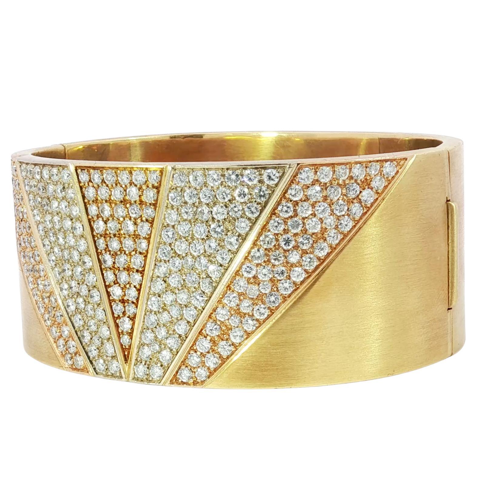 Chimento Bracciale alba con diamanti 18 carati in oro giallo massiccio ~11.56ctw

Questo straordinario bracciale di Adriano Chimento è realizzato in ricco oro giallo 18 carati e incastonato con circa 11,56 carati di diamanti tondi FG di colore VS.