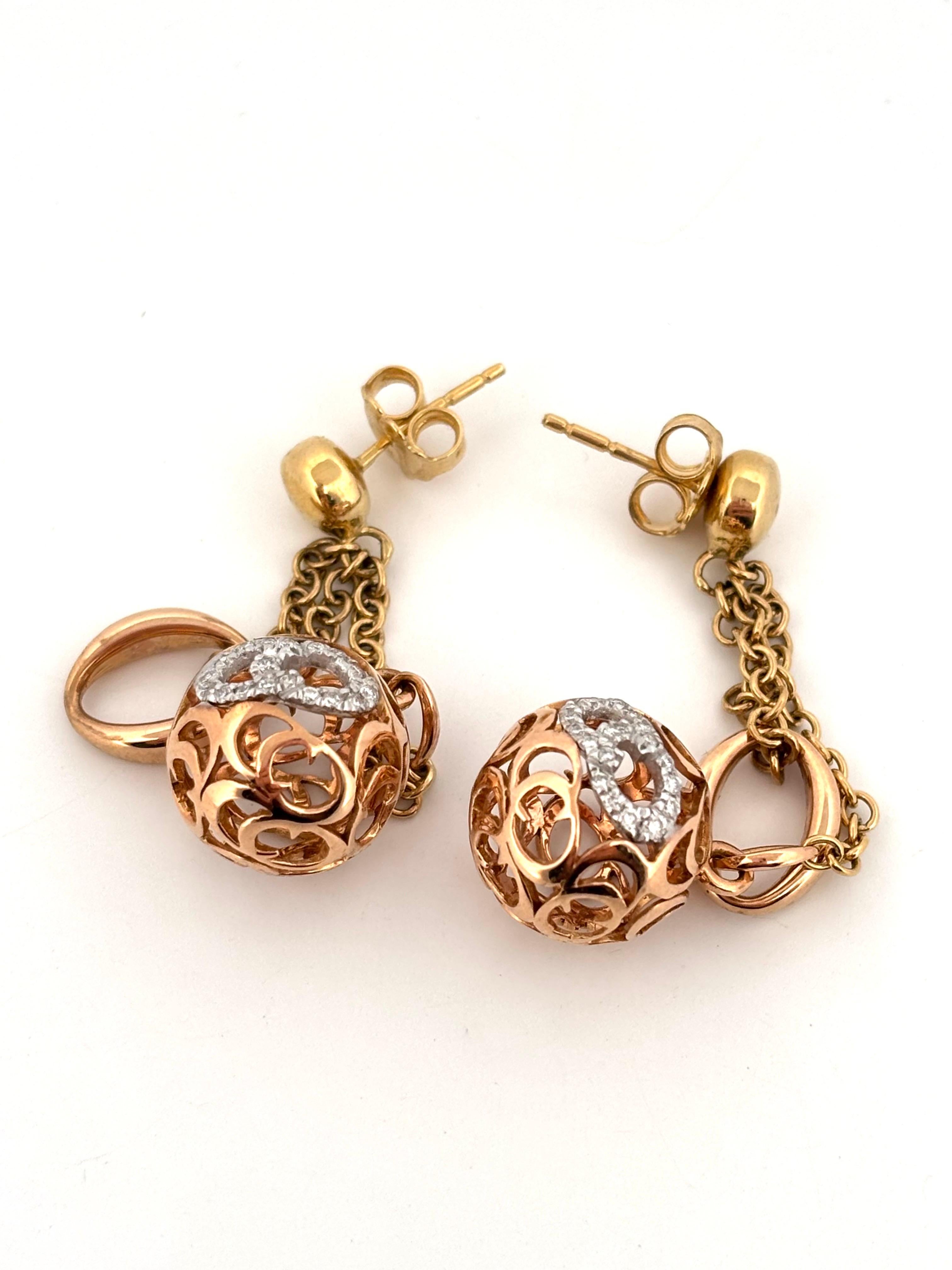 
Cet exquis ensemble collier et boucles d'oreilles Chimento en or rose et jaune 18 carats met en valeur le flair de la célèbre maison italienne pour le design luxueux et l'artisanat. Le long collier de 25 pouces est magnifiquement stylisé avec des