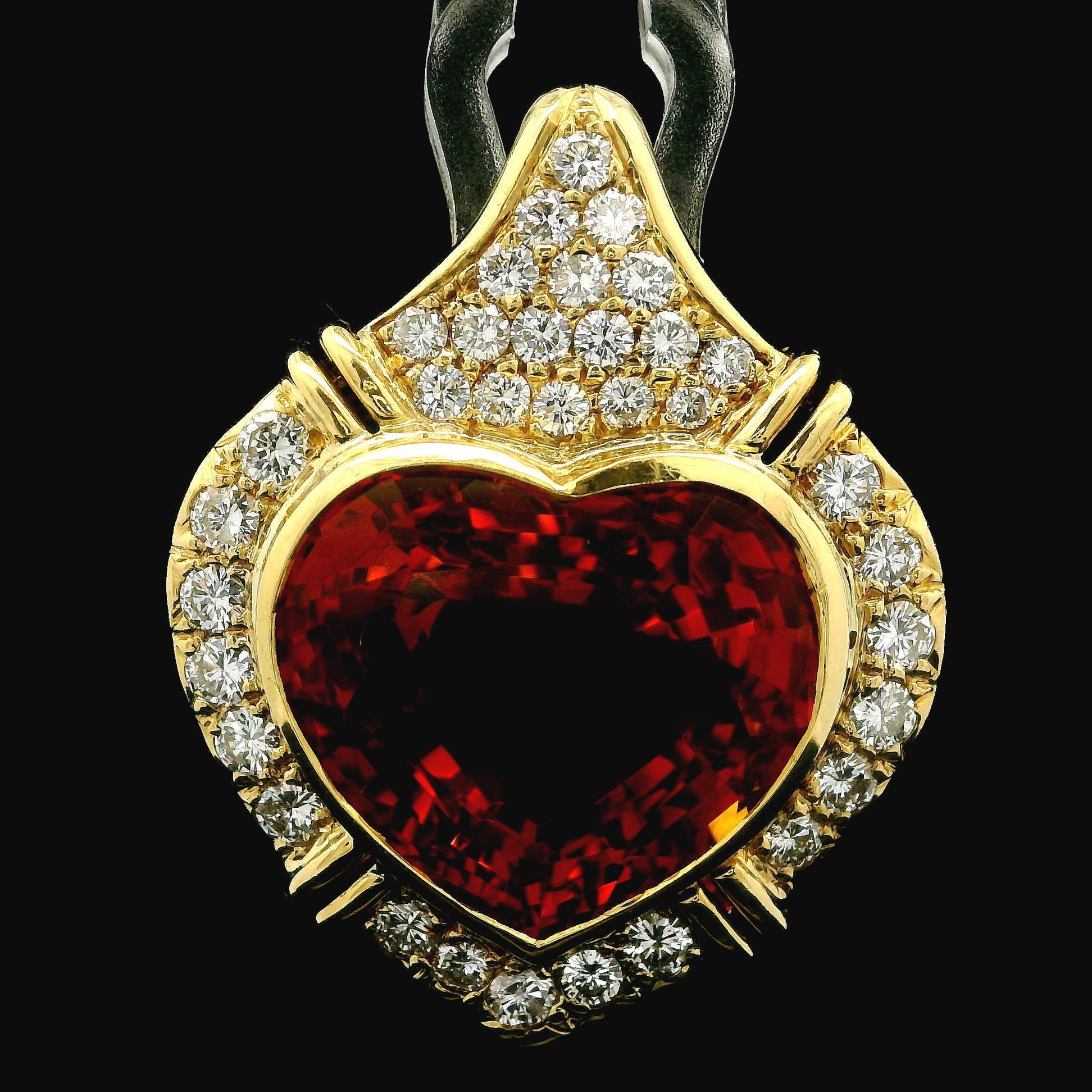 --Pierre(s) :...
(1) Citrine naturelle véritable - taille cœur - sertie - couleur orange vif 
(34) Diamants naturels authentiques - taille ronde brillante - sertis - couleur F/G - pureté VS1/VS2 - 1,10ctw (approx.)

MATERIAL : Or jaune 18k