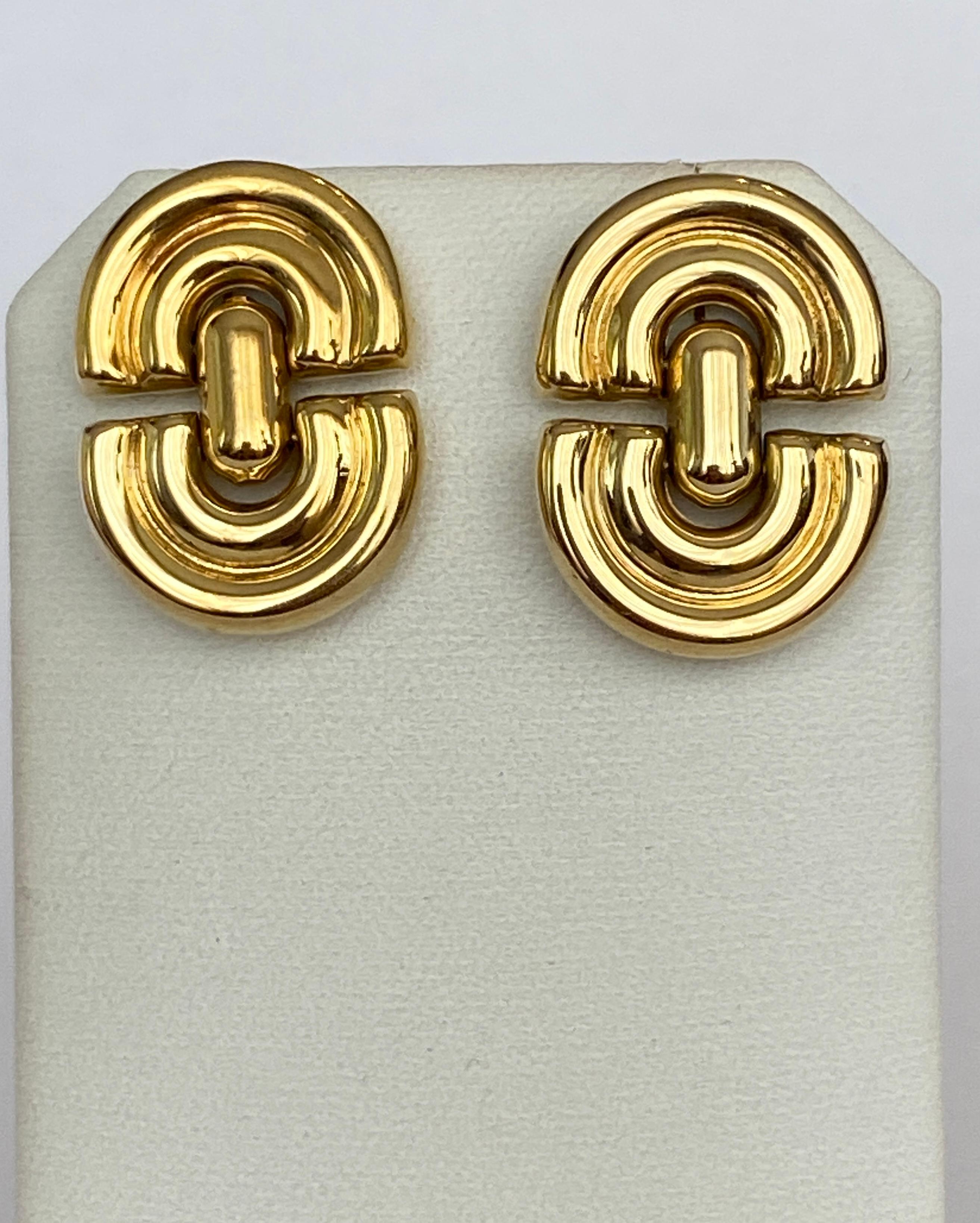 Offered Chimento earrings consisting of two half circles. In good condition. Hallmarks: Dutch hallmark 750, signed Chimento, master hallmark 408 VI. L x W: 2.2 x 1.7 cm. Weight: 10 grams.