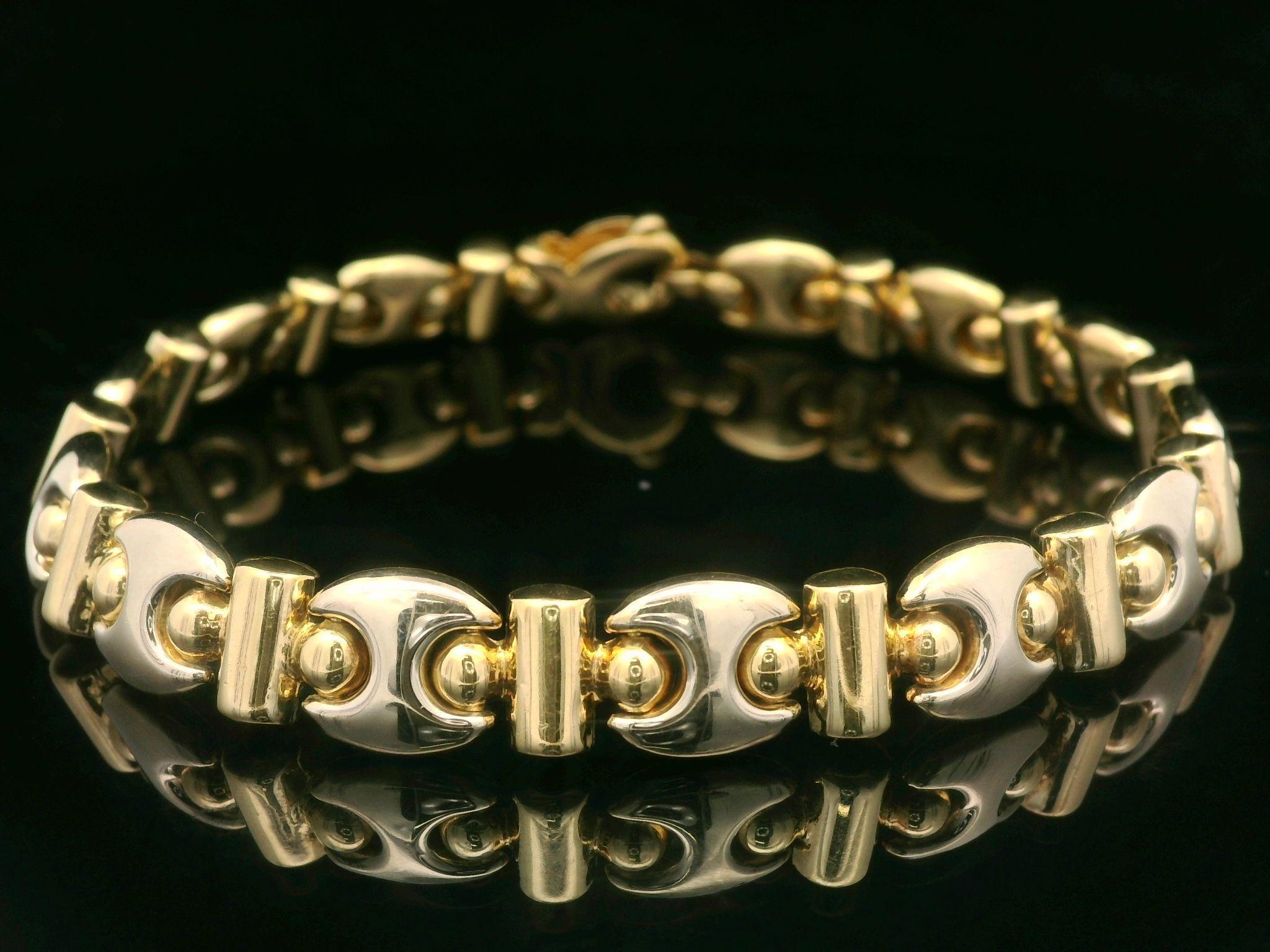 MATERIAL : Or jaune et blanc 18k massif
Poids : 16,57 grammes
Type : Lien unique
Longueur : Mesurez 7.75 pouces à côté d'une règle. S'adapte confortablement à un poignet de 7,25 pouces. (ajusté sur un poignet)
Fermoir : Griffe de homard
Largeur :
