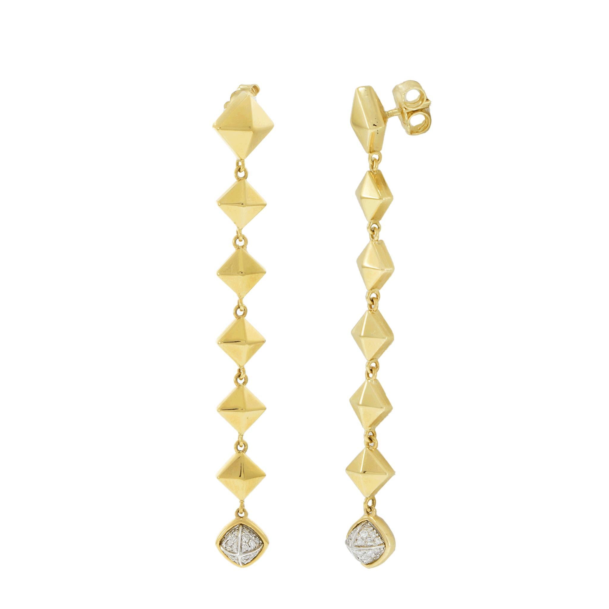 These stunning earrings from Chimento’s Armillas Secret collection are crafted in 18KT yellow gold, featuring an elegant hanging design. The earrings are adorned with brilliant round-cut diamonds, adding a touch of brilliance to the bold gold