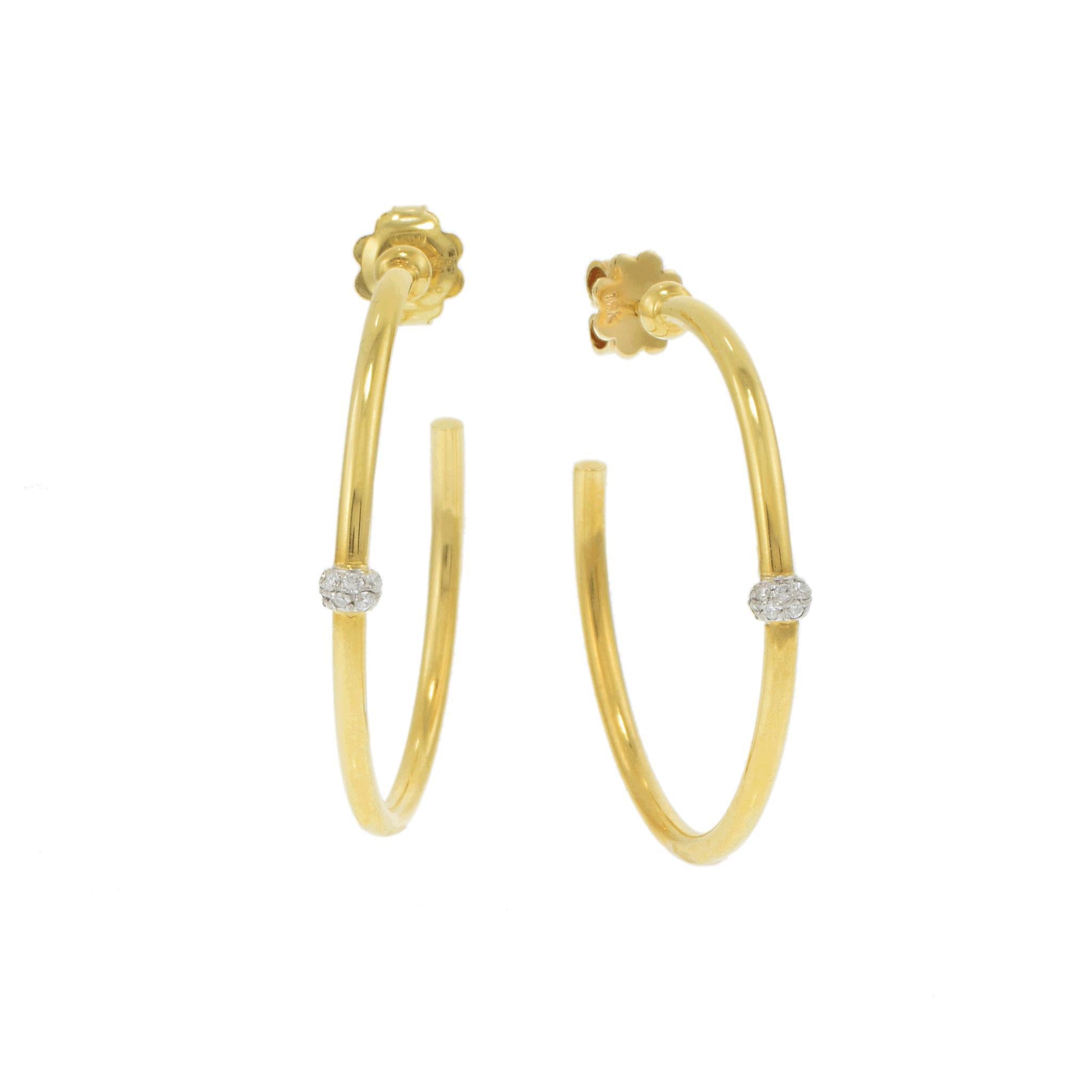 Dalla collezione Bamboo Flirt di Chimento, questi orecchini a cerchio abbinano il design italiano a dettagli raffinati. Realizzato in oro giallo 18KT, ogni cerchio è impreziosito da una singola perla di diamante che aggiunge un tocco di brillantezza