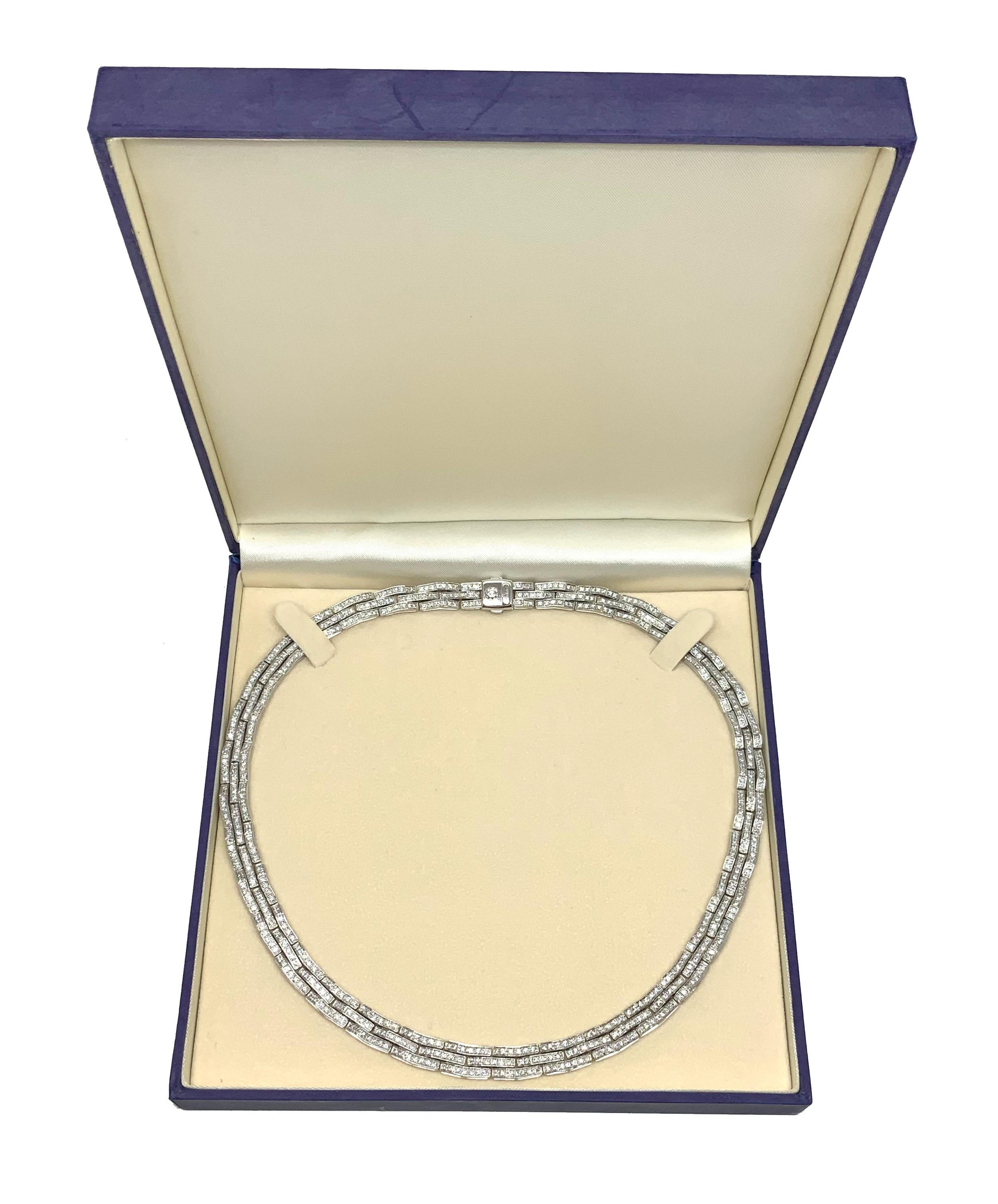Schönes Stück aus dem Hause Chimento, Double Collection'S.
Dieses vollständig gegliederte Collier aus 18 Karat Weißgold besteht aus drei ziselierten Reihen von Baguette-Gliedern, die mit Diamanten im Brillantschliff besetzt sind.
Der Verkaufspreis