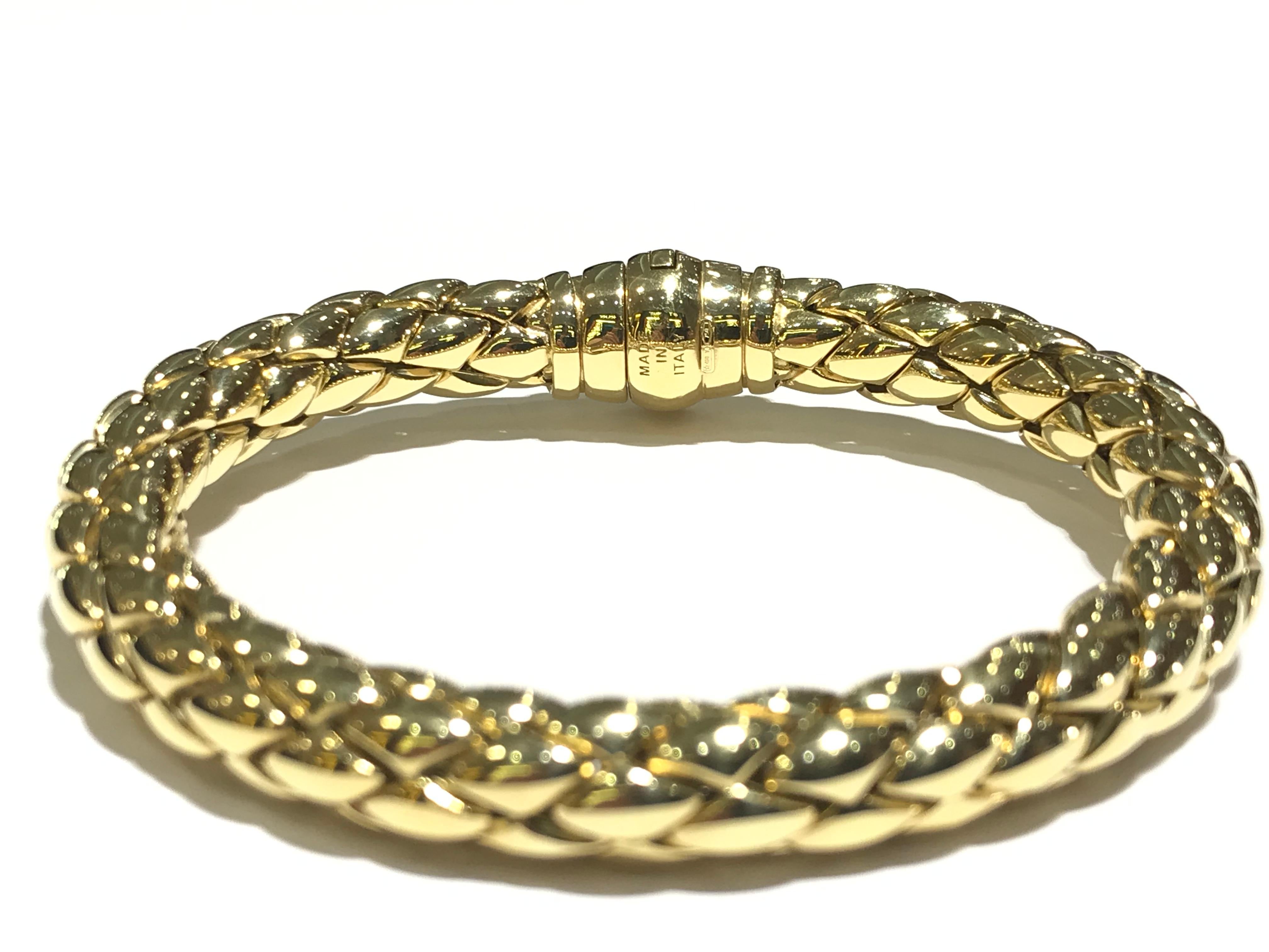 Chimento Bangle in 18 Karat Gold in Stretch In New Condition For Sale In Toronto, Ontario