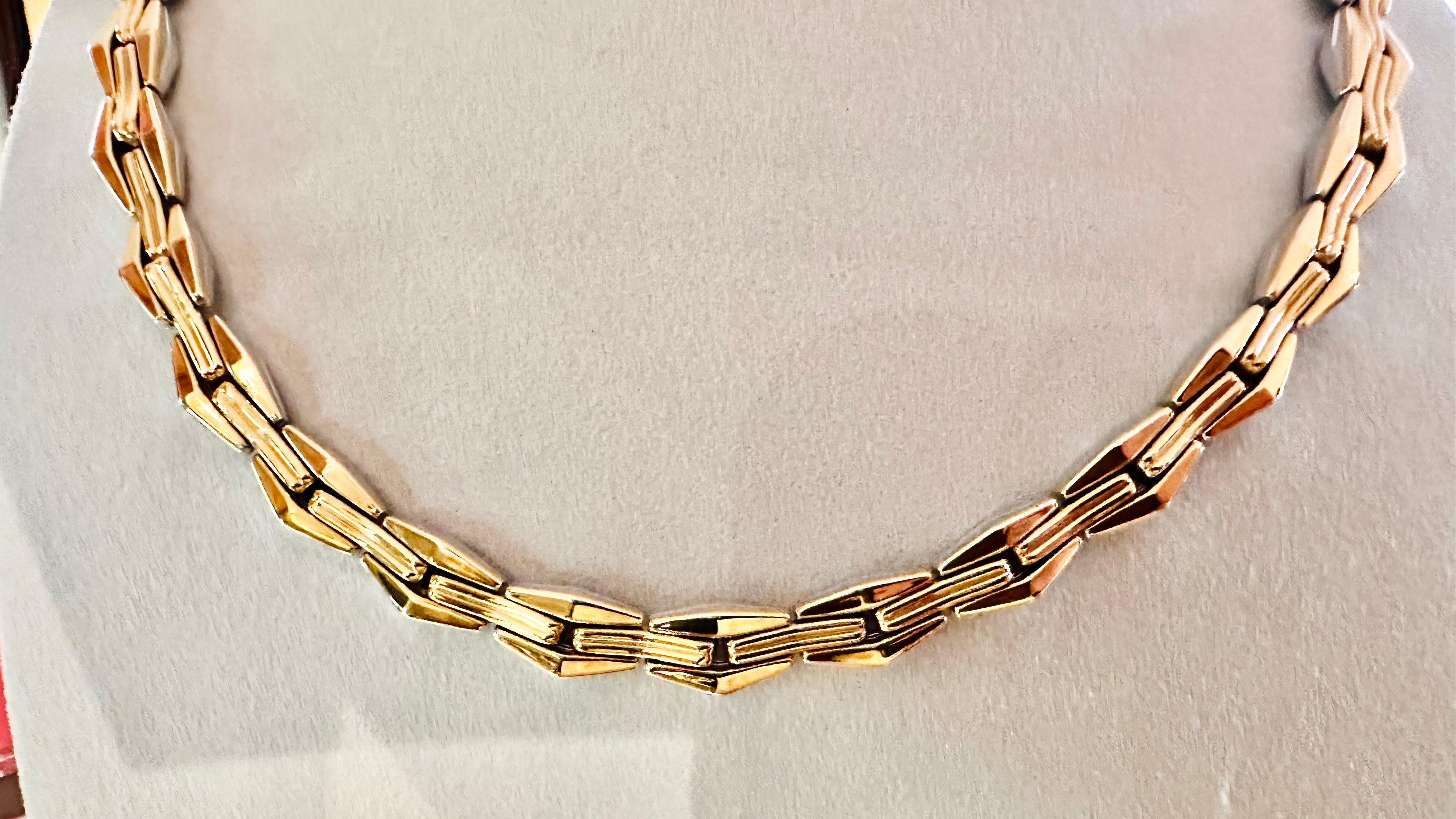 Questa collana firmata Chimento in oro bianco e giallo 18 carati è un gioiello che esprime perfettamente la maestria e il lusso discreto per cui il marchio è celebre. La sua particolarità risiede nel design fluido e raffinato, capace di abbracciare
