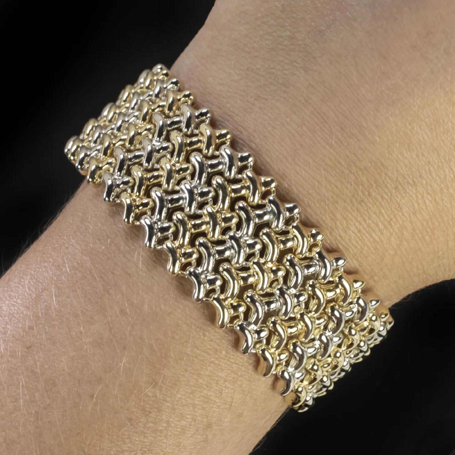 Ce bracelet 18 carats offre un look polyvalent avec des maillons bicolores d'un côté et entièrement en or jaune de l'autre. Cette pièce de créateur est fabriquée par Chimento. 

- Or jaune et blanc massif 18k

- Chunky two tone links

- Très