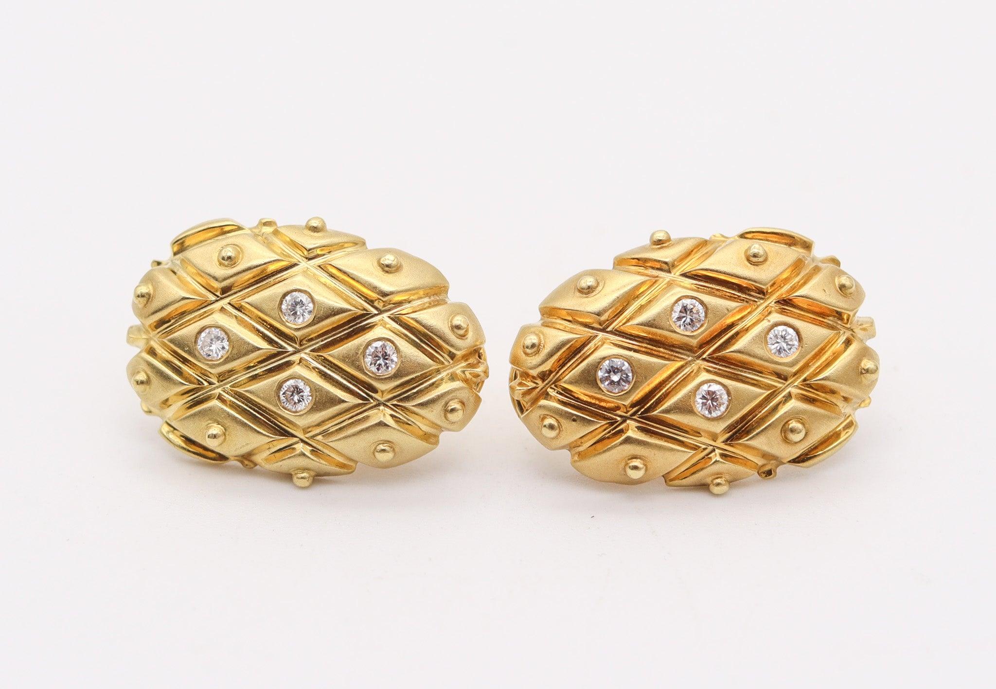 CHIMENTO Italienische gesteppte Clips-Ohrringe in 18Kt Gelbgold mit VS Diamanten (Modernistisch) im Angebot