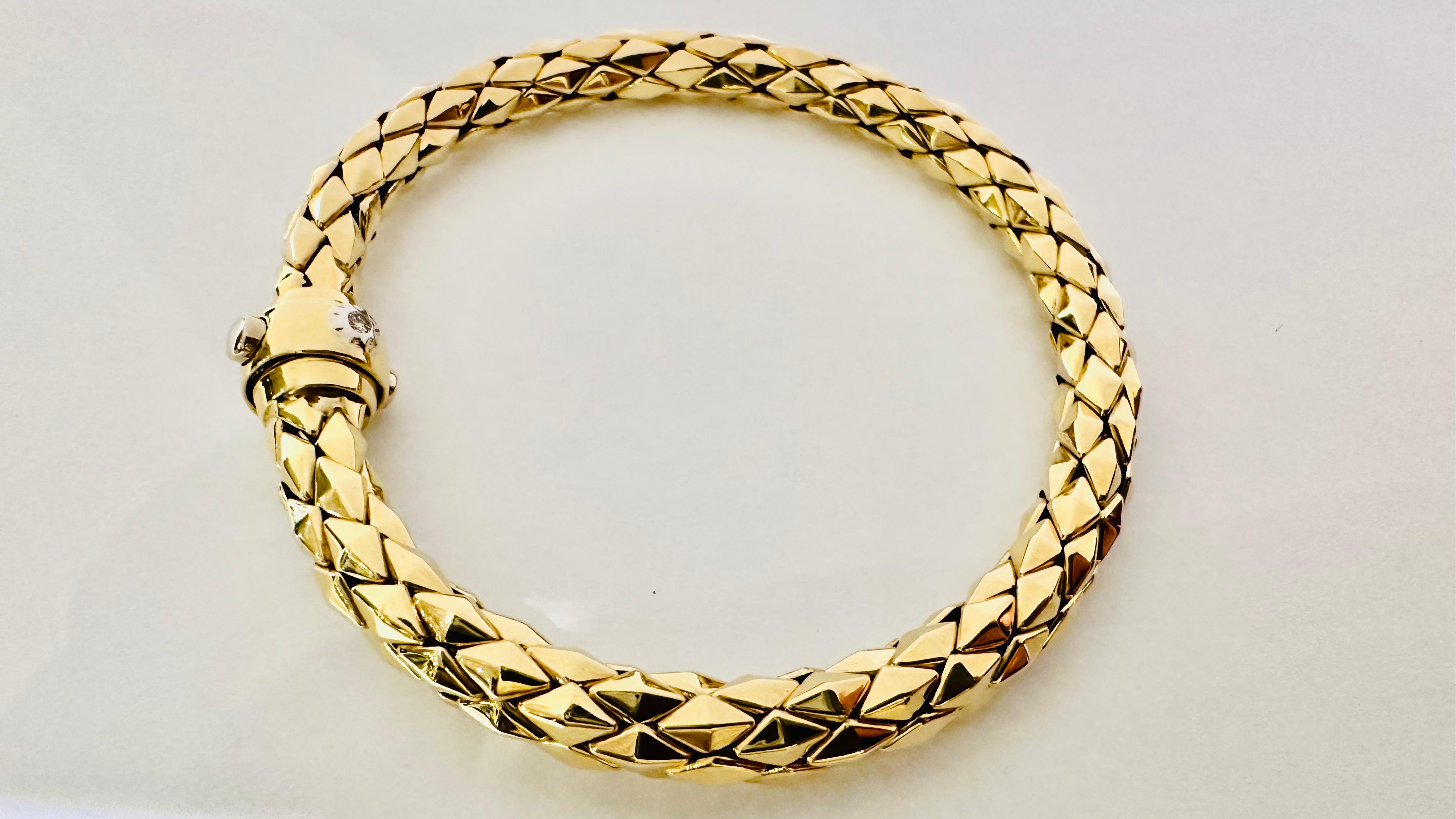 Questo bracciale Chimento in oro giallo 18 carati è un simbolo di raffinatezza e lusso, pensato per la donna che desidera un gioiello che esprima eleganza senza tempo. Con la sua caratteristica lavorazione intrecciata, ogni maglia riflette la luce