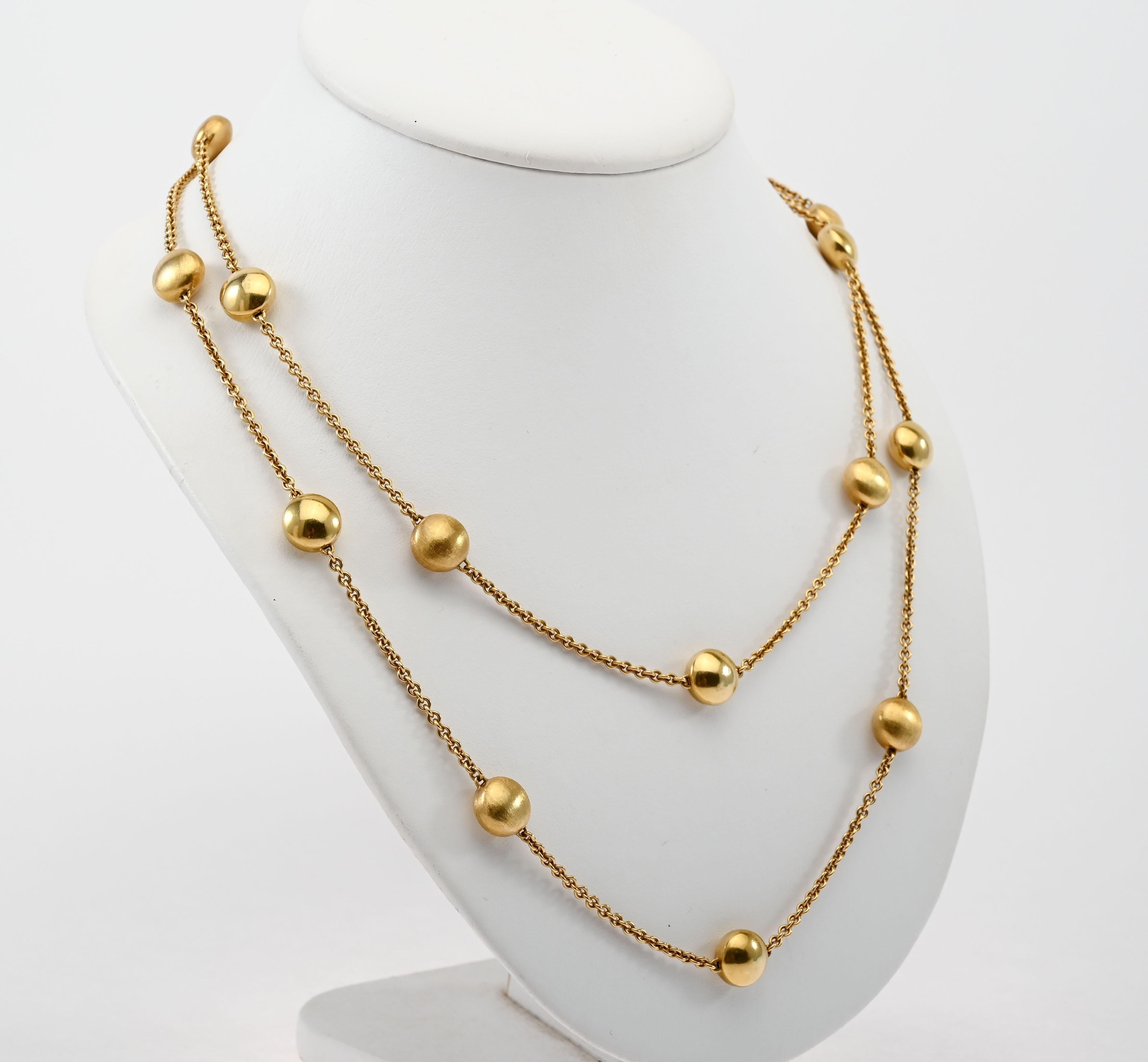 Chimento 18 Karat Halskette, die 50 Zoll lang ist. Sie kann als eine lange Kette getragen werden, doppelt oder dreifach. Die kreisförmigen Goldperlen, die im Abstand von zwei Zentimetern angeordnet sind, sind leicht abgeflacht - nicht ganz rund.