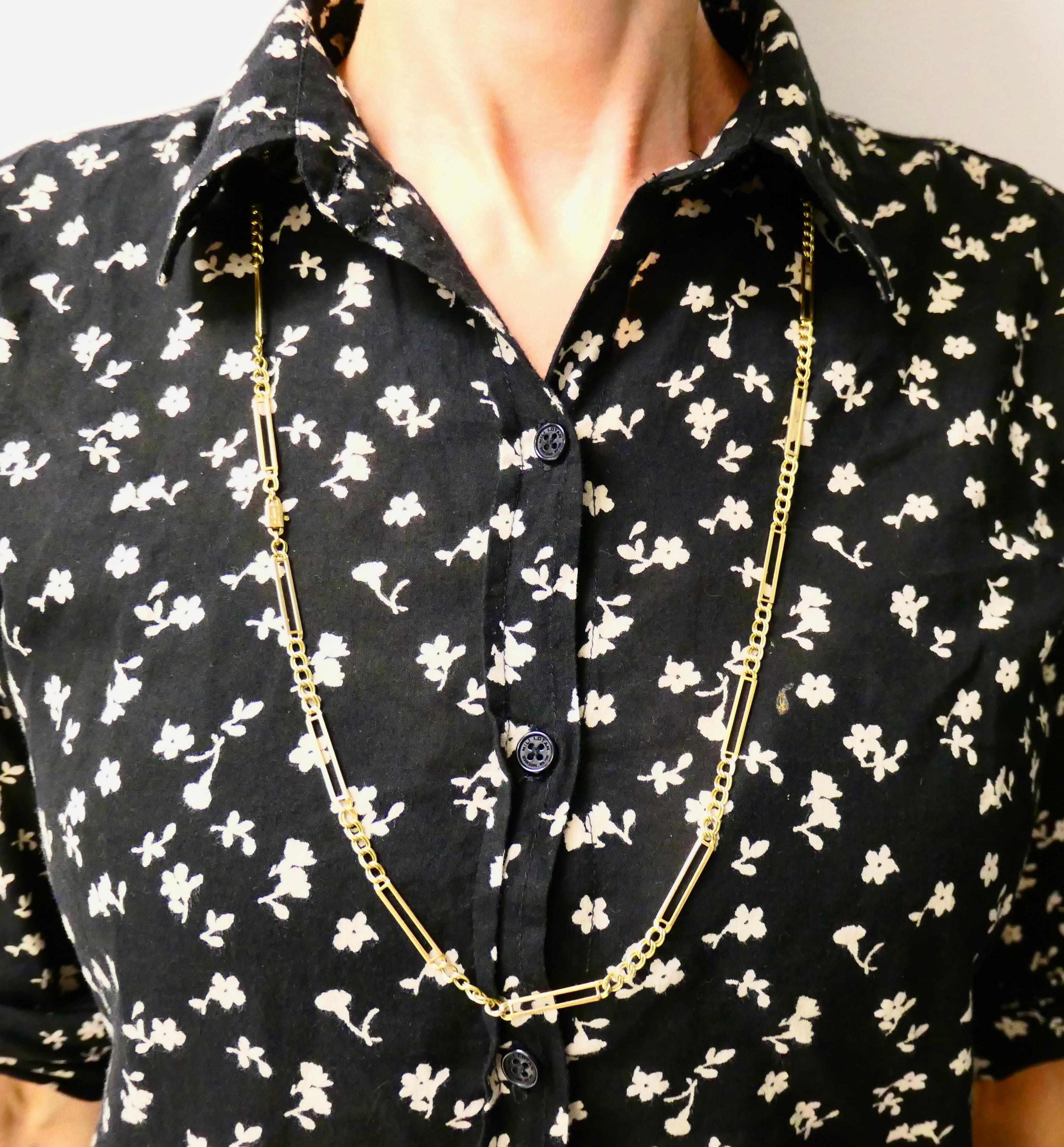 Una collana di Chimento in oro 14k con maglie a barre. u2028Coppie di maglie a barre parallele si alternano a maglie a cordolo, creando un design elegante e piatto dal grande fascino vintage. Questa combinazione di barre allungate e maglie circolari