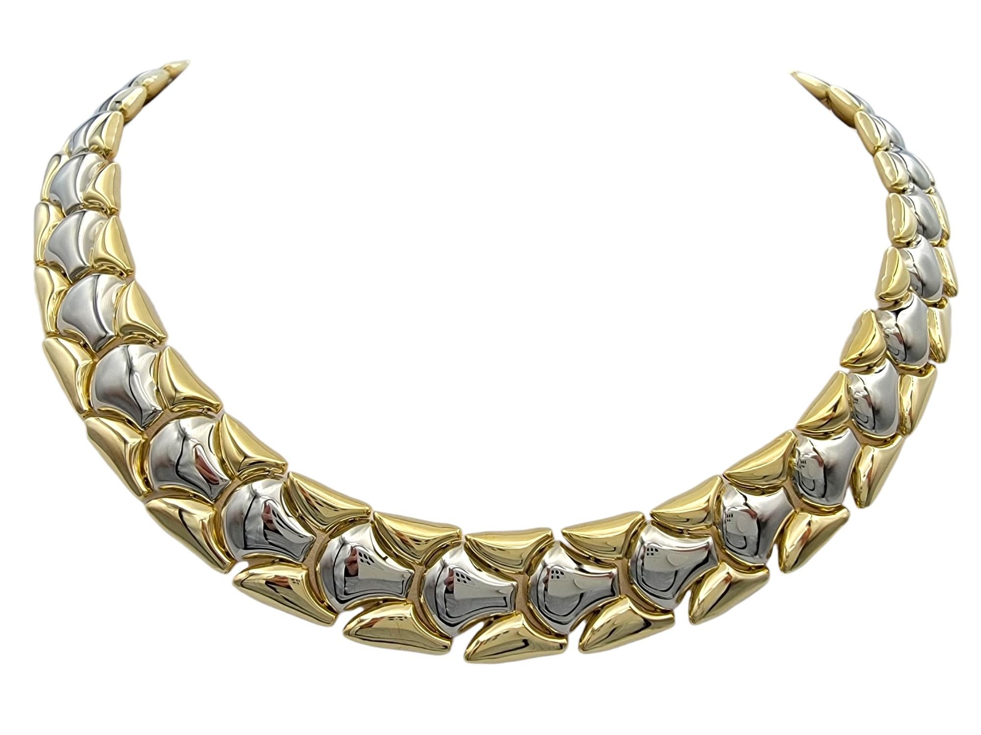 Rehaussez votre style avec ce collier Chimento, un chef-d'œuvre de luxe moderne conçu dans un superbe design bicolore. Fabriqué à partir de l'or 18 carats le plus fin, cet objet audacieux présente un mélange harmonieux d'or jaune 18 carats et d'or