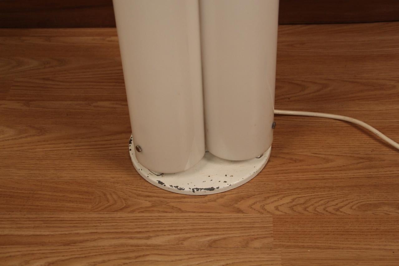 Muy buen estado para esta 1ª edición con neón de la icónica lámpara de pie Quimera, diseñada por Vico Magistretti para Artemide y producida en Italia en la década de 1960. Base metálica con evidentes huellas de antigüedad y uso. Difusor de plexiglás