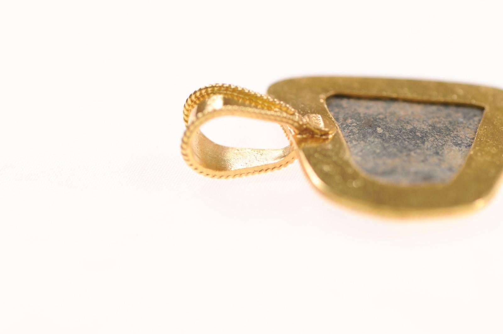 Chimera in rilievo con finiture in oro 21k in vendita 6