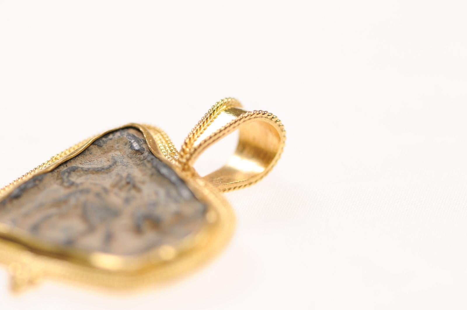 Chimera in rilievo con finiture in oro 21k in vendita 7