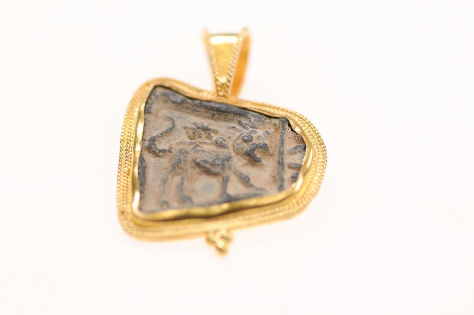 Chimera in rilievo con finiture in oro 21k in vendita 8