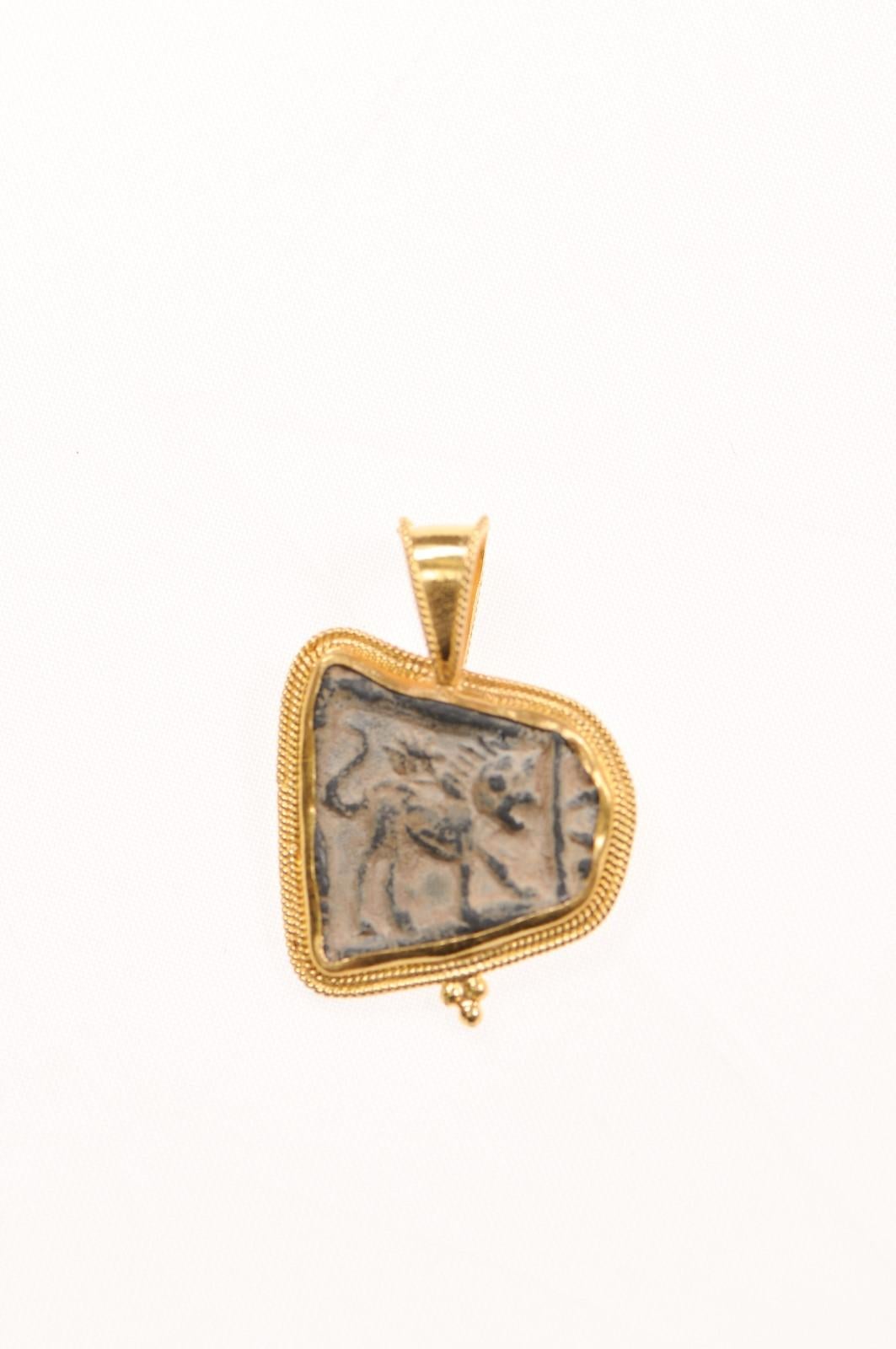 Romano classico Chimera in rilievo con finiture in oro 21k in vendita
