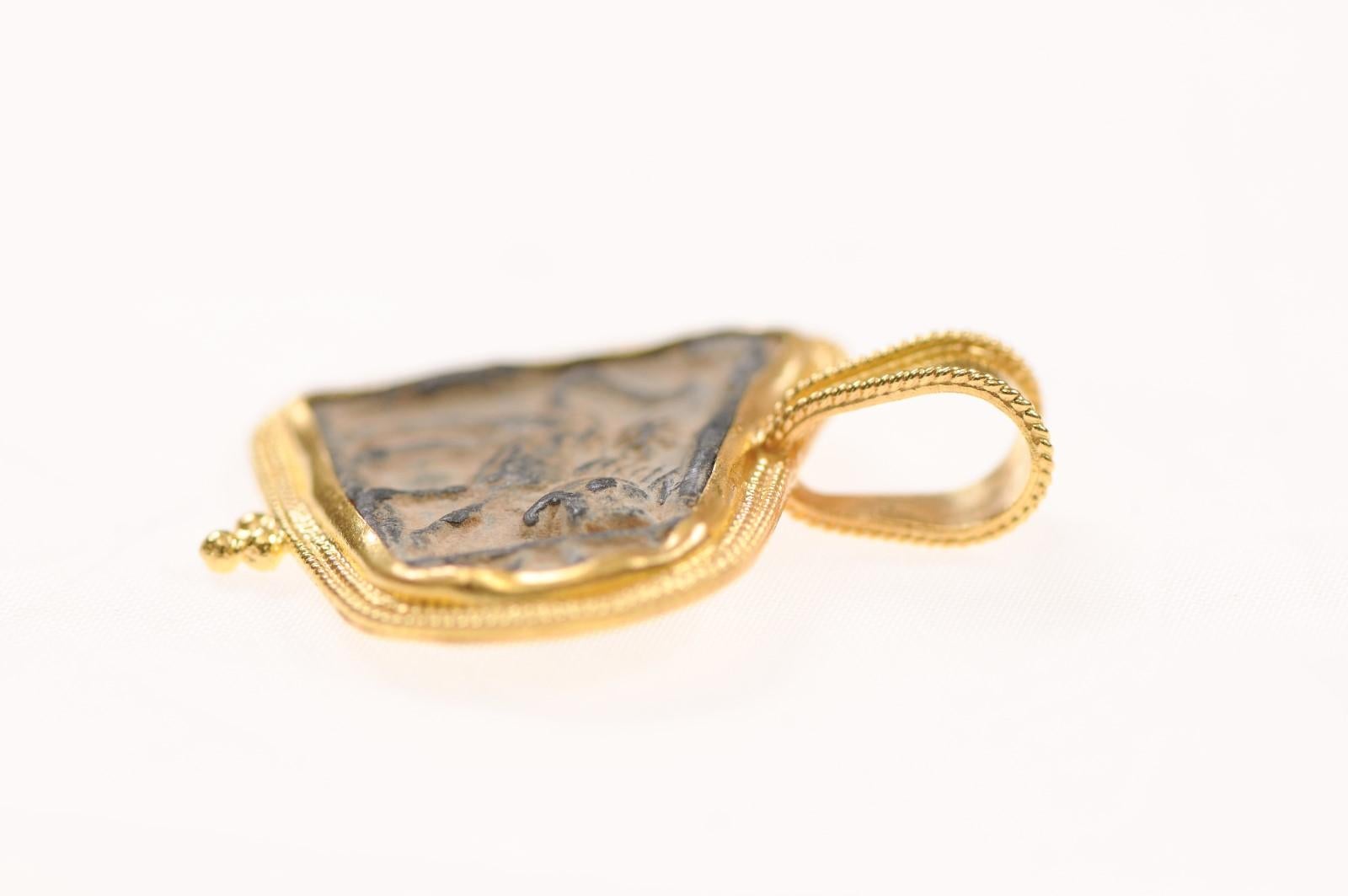 Chimera in rilievo con finiture in oro 21k in vendita 1