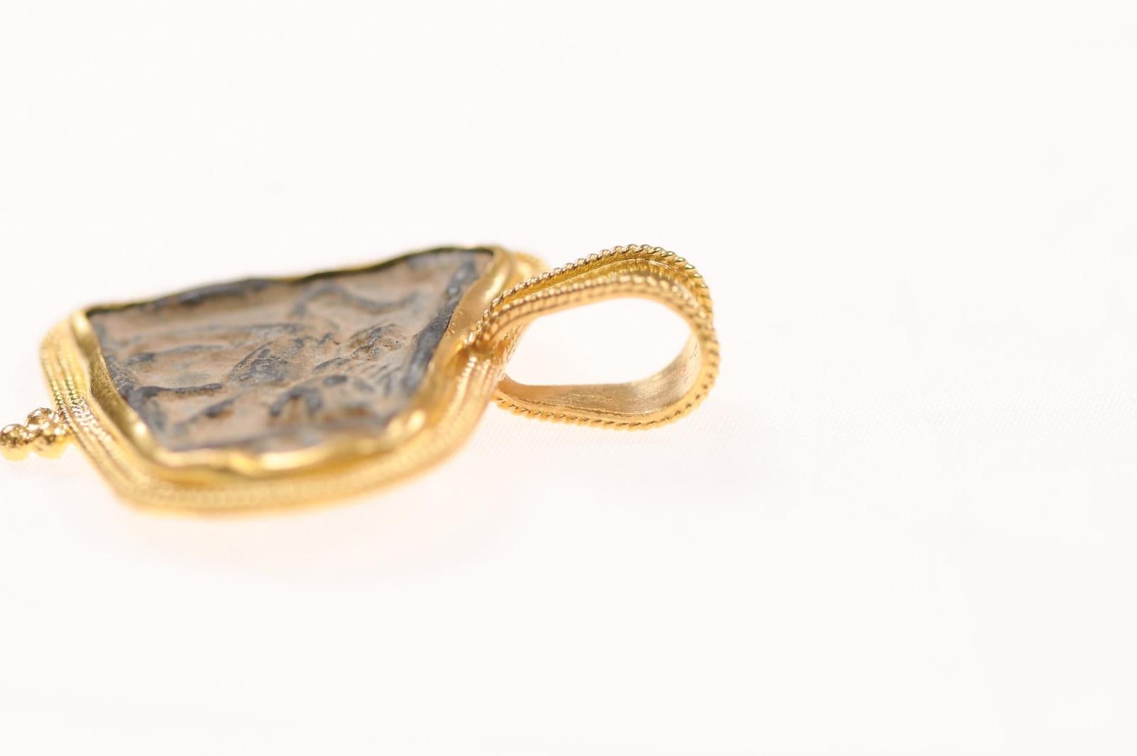 Chimera in rilievo con finiture in oro 21k in vendita 2