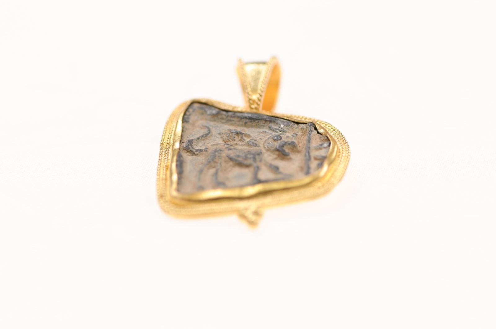Chimera in rilievo con finiture in oro 21k in vendita 3