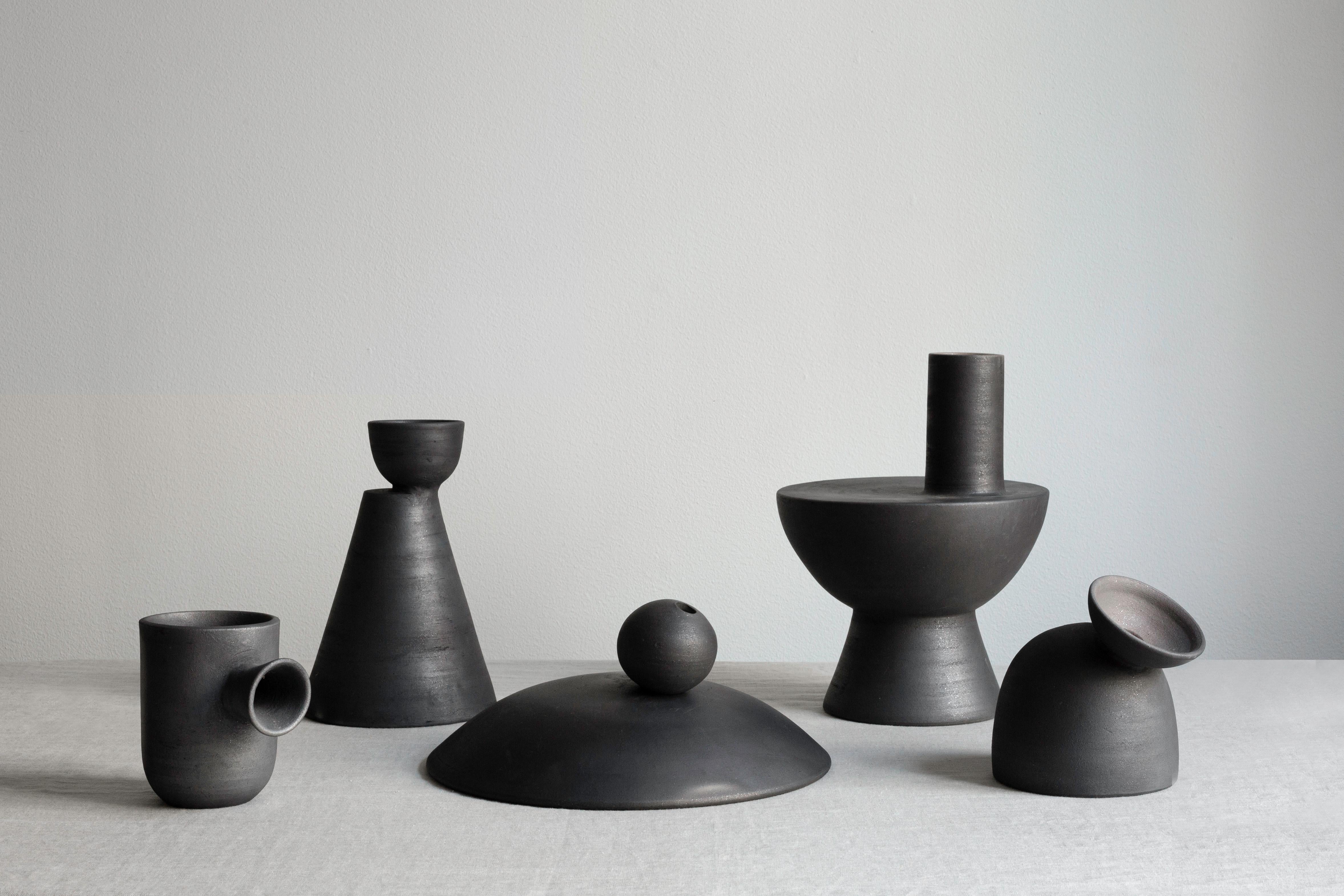 Argile Vase à charbon de cheminée « Barro Preto » fabriqué à la main au Portugal par Origin Made en vente