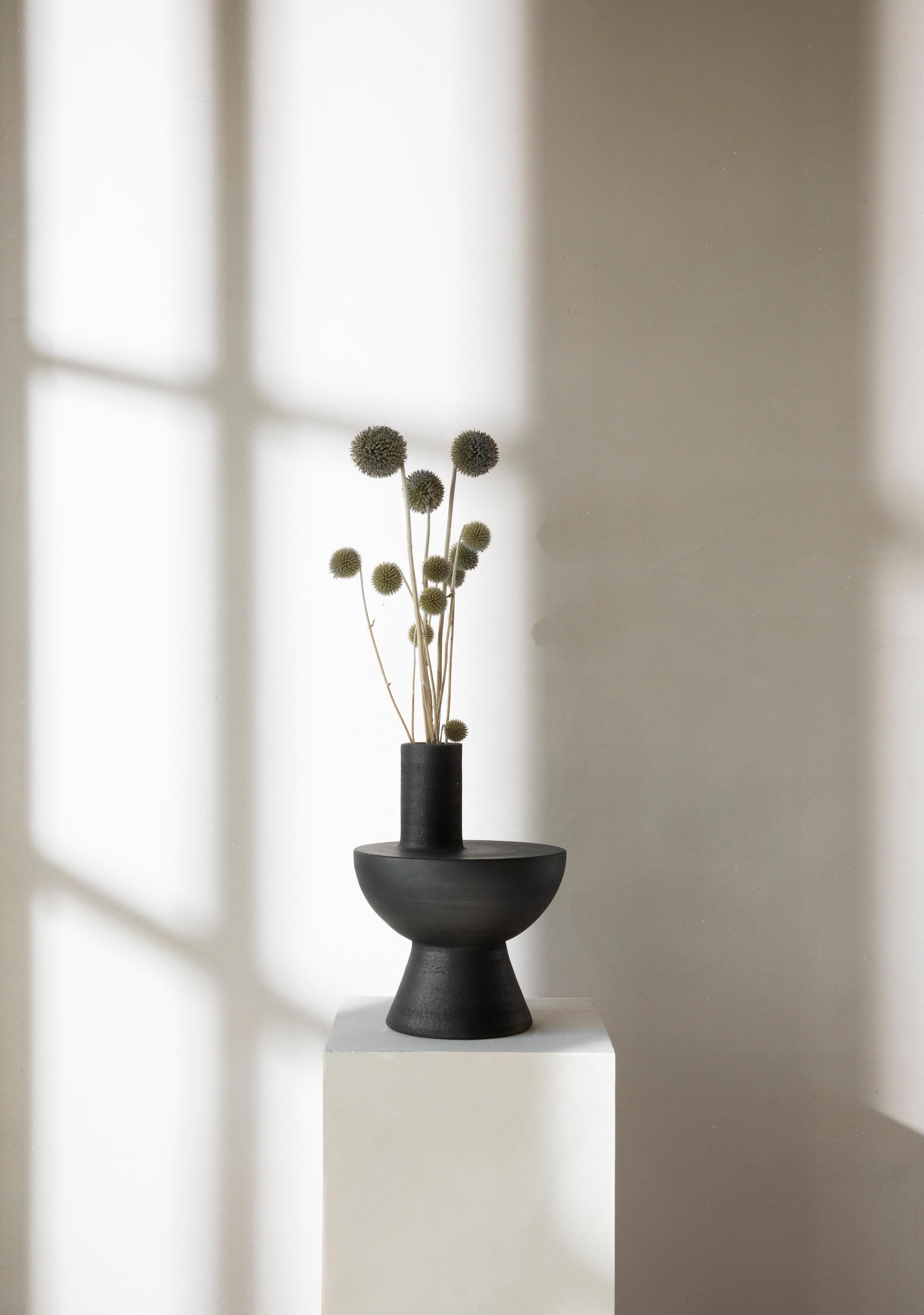 Noirci Vase à charbon de cheminée « Barro Preto » fabriqué à la main au Portugal par Origin Made en vente