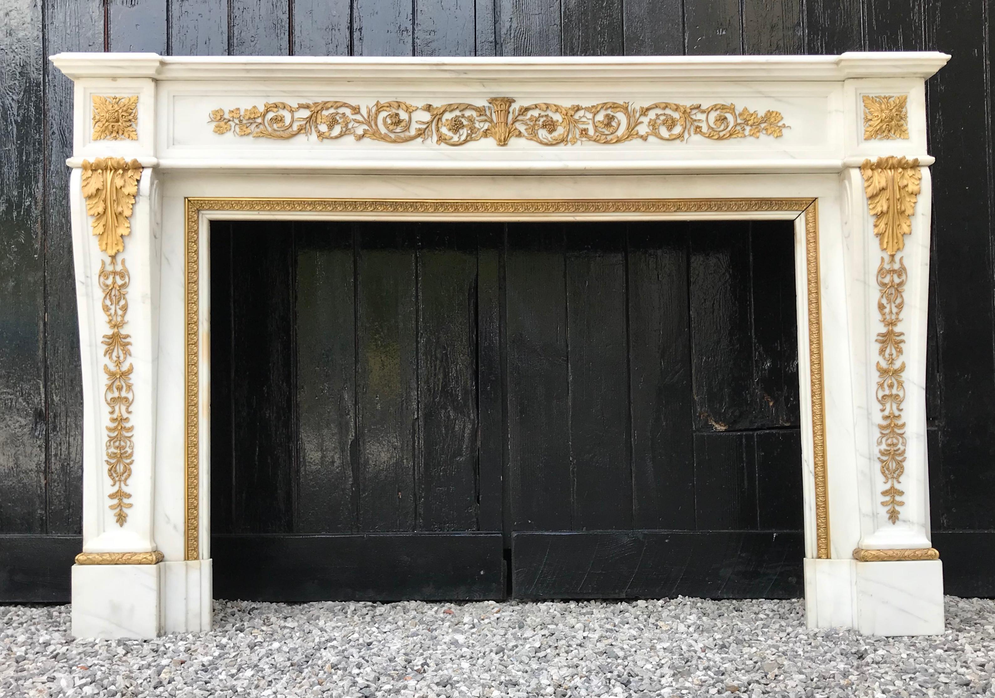 Chimney Louis XVI style, gilt bronze and Carrara marble, France, 19th century.
Interior dimension: W 120.5 cm, H 83.5 cm.