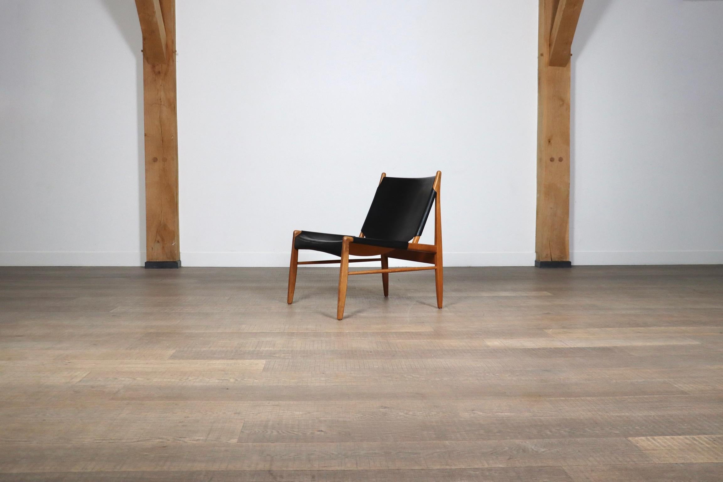 Fantastic Model 1192 “Chimney” lounge chair by Franz Xaver Lutz for WK Möbel, 1958. This beautiful edition in solid oak frame with a nice very lightly overal patinated black saddle leather seating is a nice timeless combination of fine minimalism. A