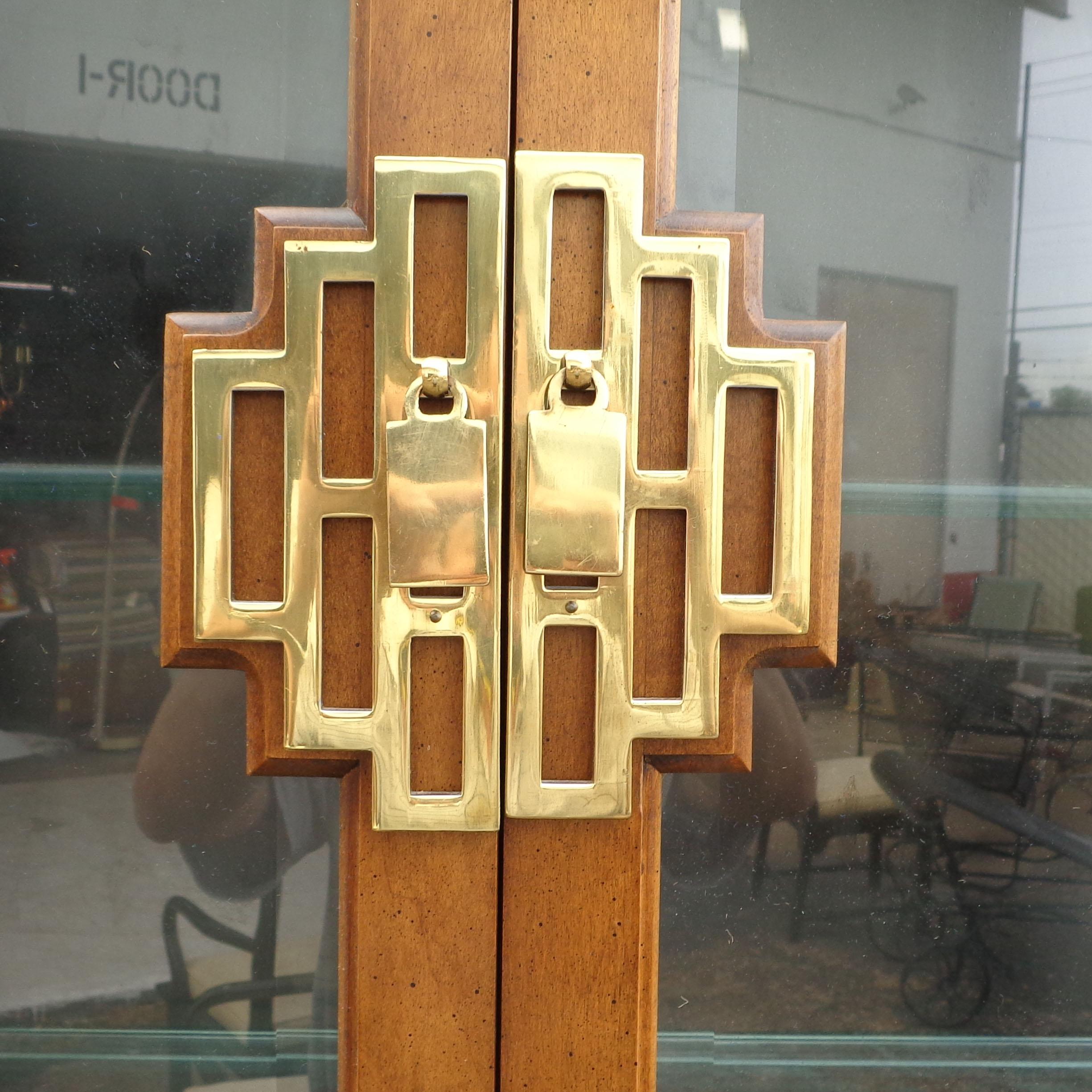 Chin Hua Display Cabinet by Raymond Sobota for Century Furniture In Good Condition For Sale In Pasadena, TX