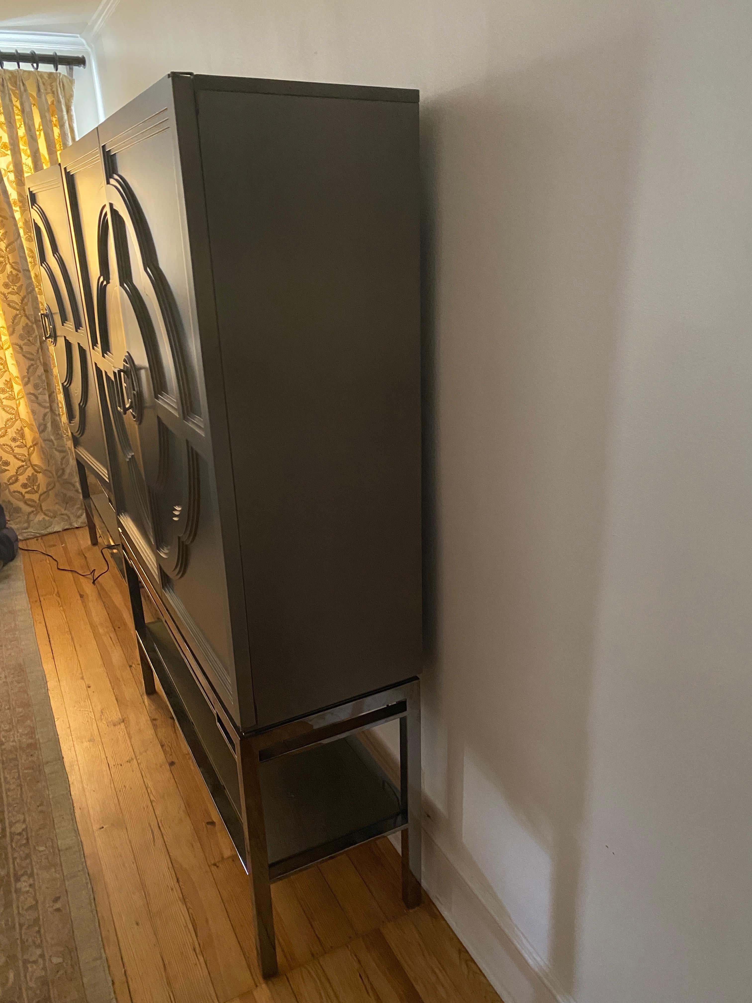 XXI secolo e contemporaneo Mobile bar a secco Chin Hua Lotus Bar finitura grigia in vendita