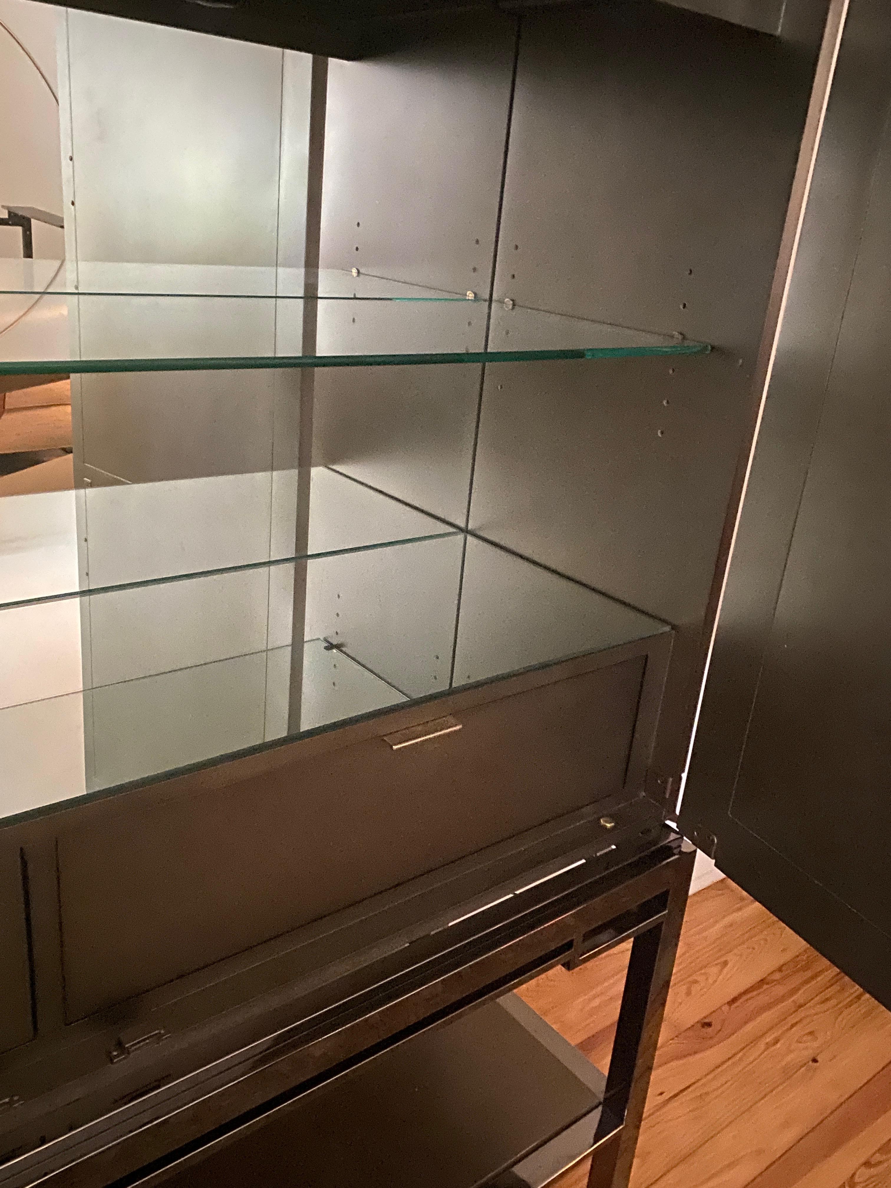 Vetro Mobile bar a secco Chin Hua Lotus Bar finitura grigia in vendita