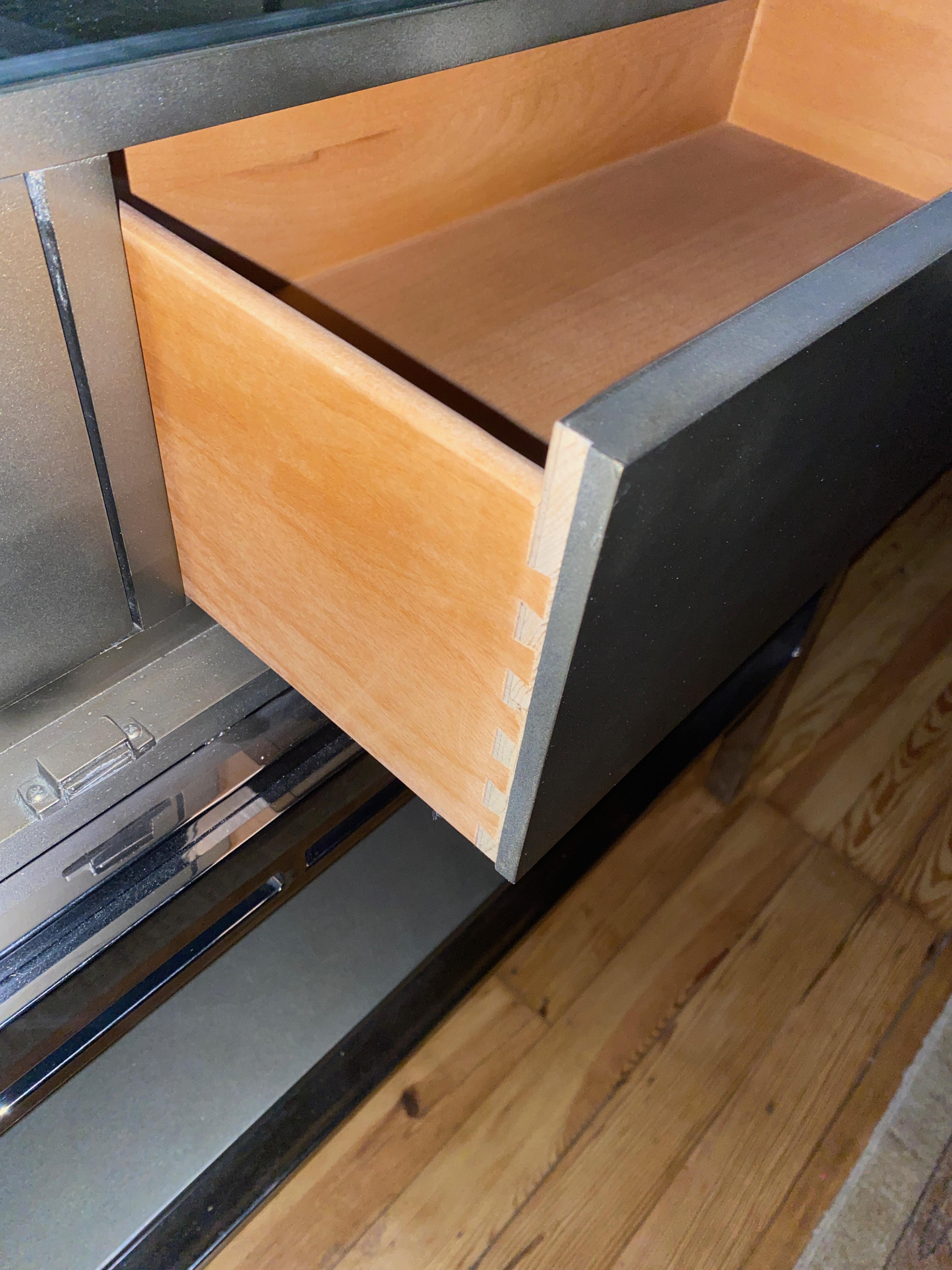 Mobile bar a secco Chin Hua Lotus Bar finitura grigia in vendita 1