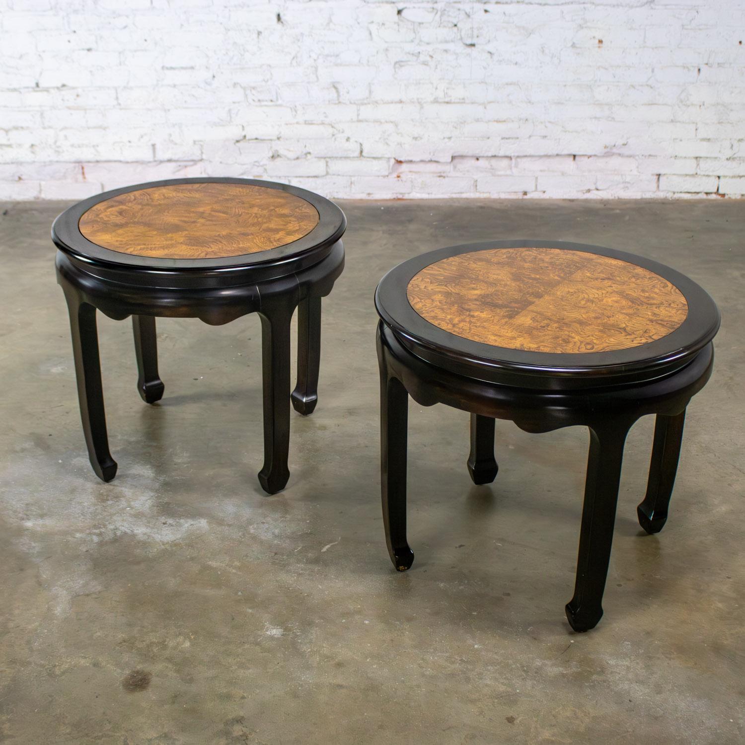 Charmante Vintage Chinoiserie ebonisiert braun Esche & Wurzelholz eingelegt Chin Hua Collection Paar runde Tische mit Chow Füße von Raymond K. Sabota für Century Furniture. Schöner Zustand, wenn man bedenkt, dass dies Vintage und nicht neu ist, so