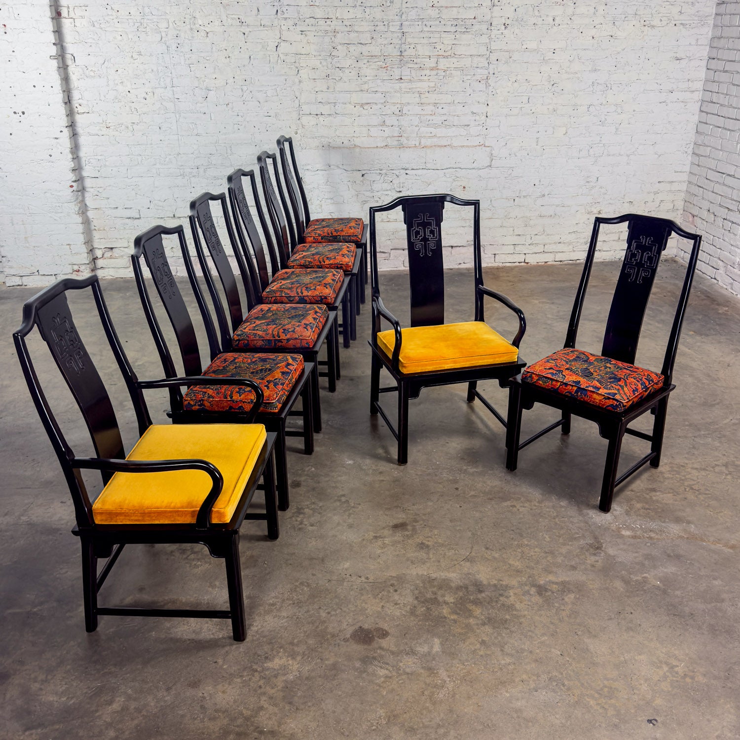 Merveilleux ensemble vintage de huit chaises de salle à manger Chin Hua, 6 chaises latérales et 2 fauteuils par Raymond K.K. Sobota pour Century Furniture. Composé d'un cadre en bois de frêne ébonisé brun foncé et de coussins d'assise rembourrés.