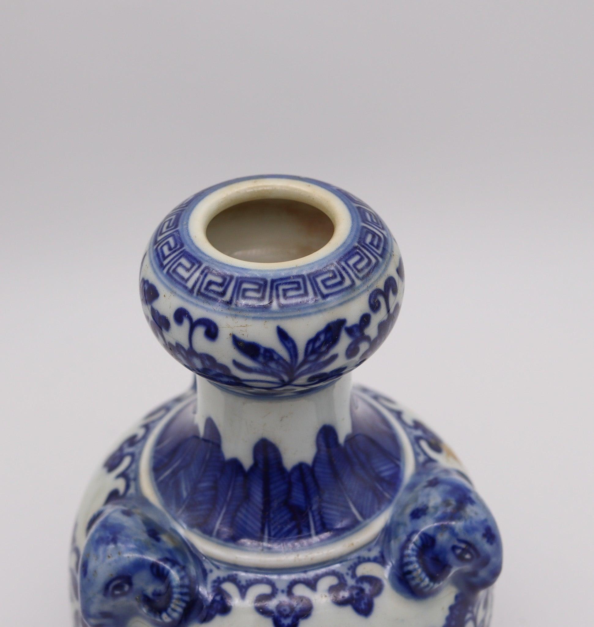 Antiguo jarrón de porcelana de la dinastía Qing con cabezas de carnero, marca Qianlong.

Se trata de un antiguo jarrón de porcelana china del siglo XVIII creado durante la dinastía Qing y estampado con la marca Qianlong (1736-1796). Tiene un diseño