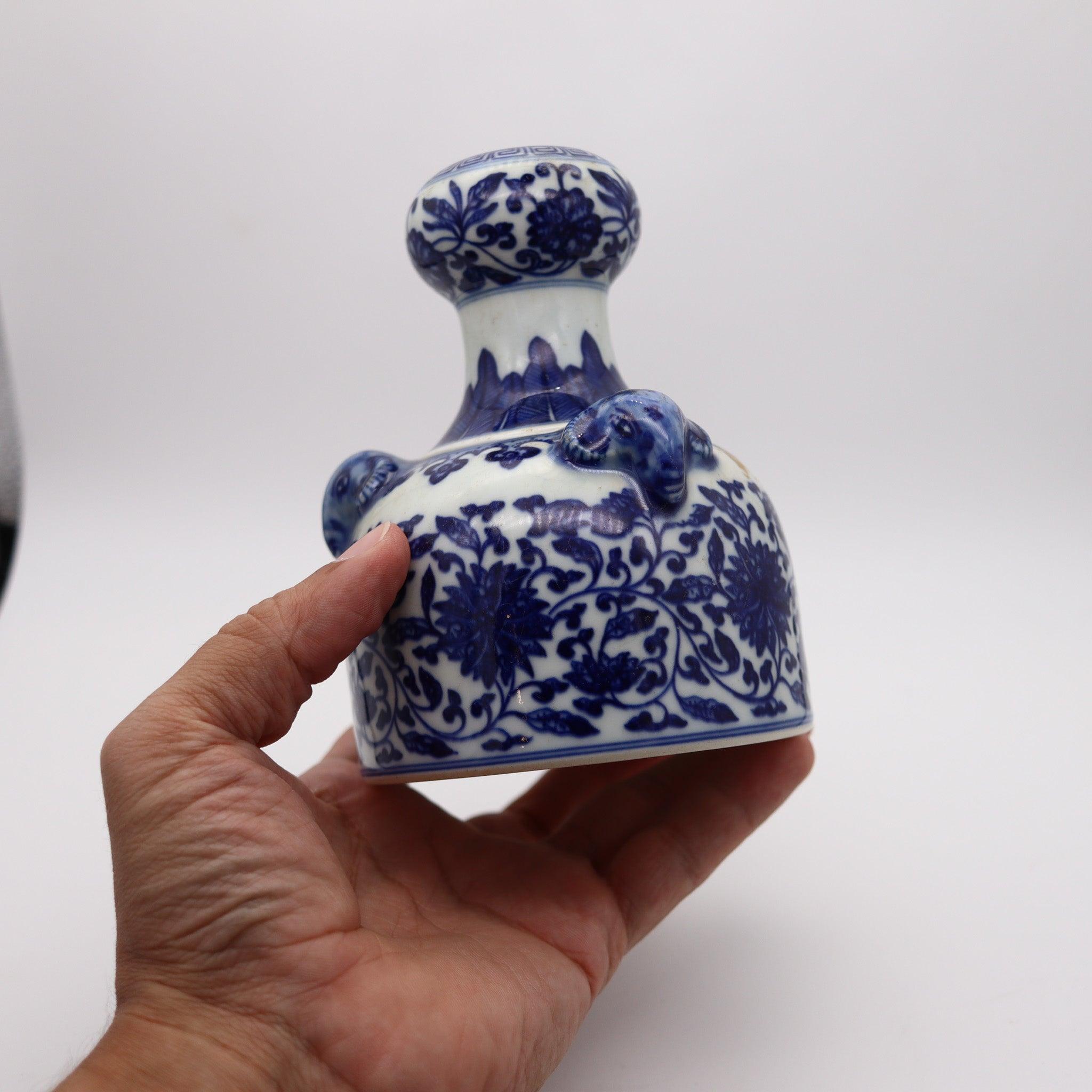 CHINA 1780 Dinastía Qing Jarrón antiguo de porcelana con marca QianLong y cabezas de carnero Chino en venta