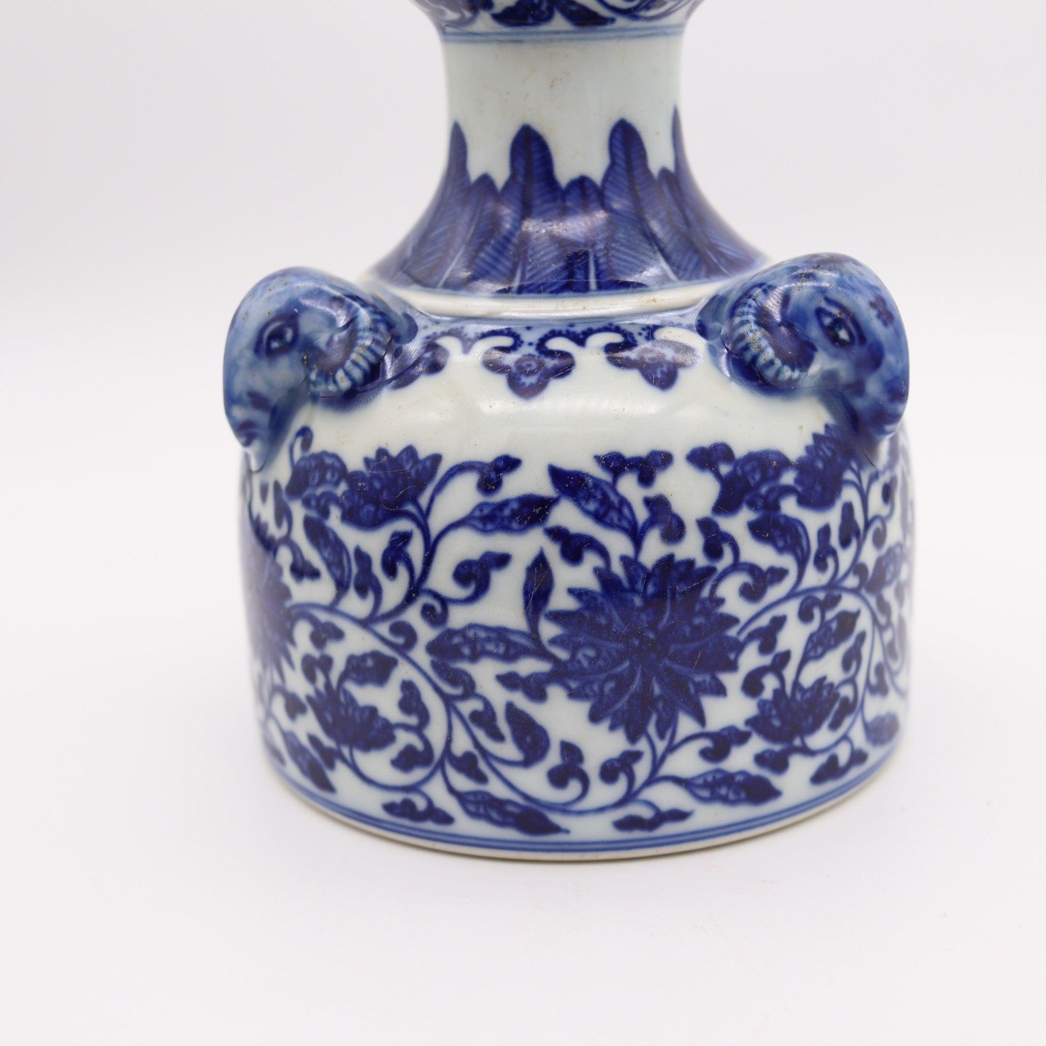 CHINA 1780 Dinastía Qing Jarrón antiguo de porcelana con marca QianLong y cabezas de carnero en Excelente estado para la venta en Miami, FL