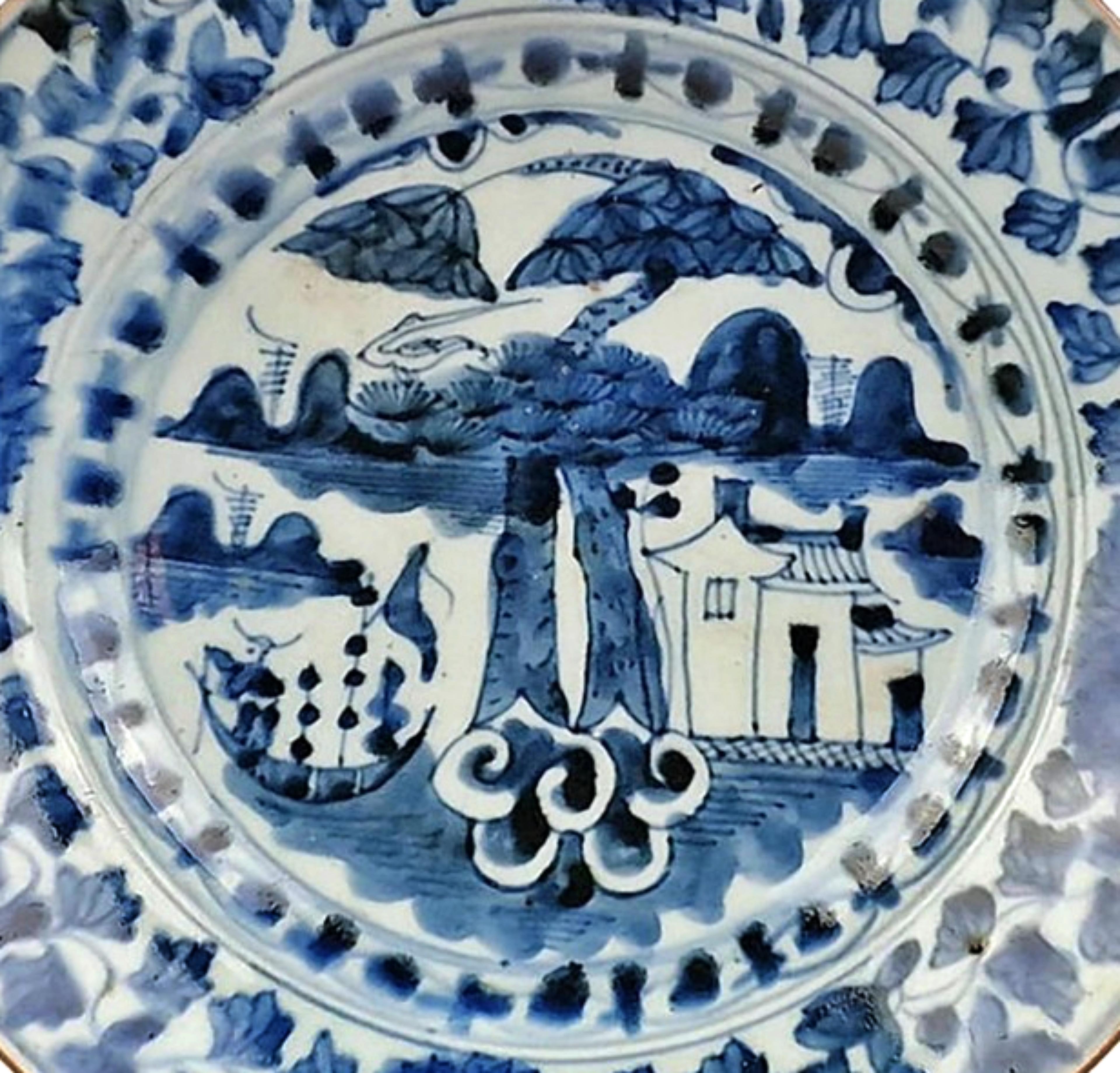CHINA 17. CENTURY Schöner Wanli-Teller aus Wanli
Aus weiß-blauem Porzellan mit einer Seelandschaft mit Boot und Fischerhäuschen. 
Markierung unter dem Sockel.
Abmessungen: T. 23,2cm
guter Zustand