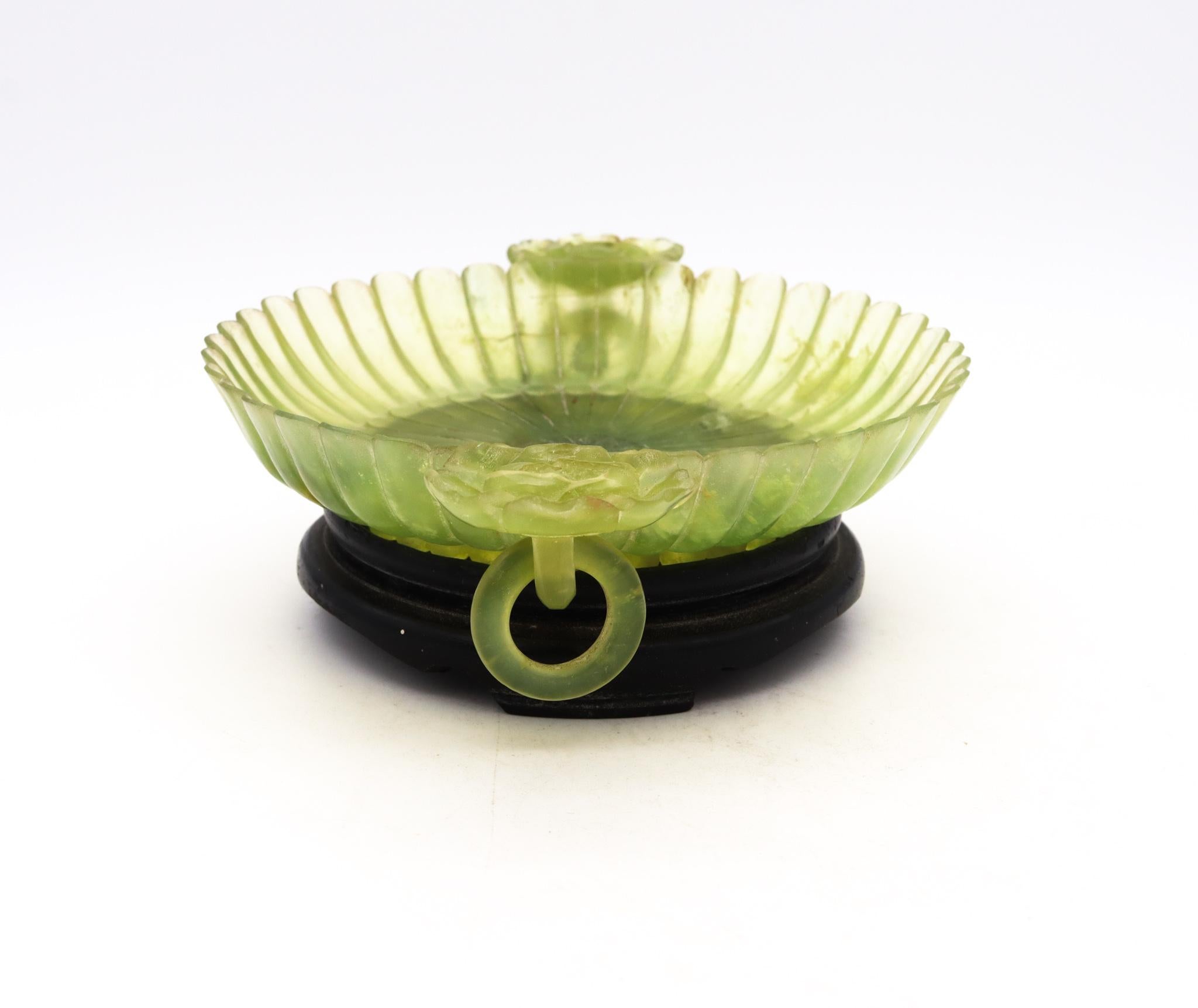 China 1900 Qing Dynasty Serpentine Dish in the Shape of a Chrysanthemum Flower In Excellent Condition In Miami, FL