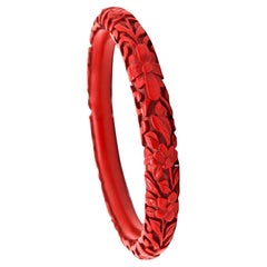 China 1890-1910 Antike viktorianische Ära Großes geschnitztes Blumenarmband in Zinnober
