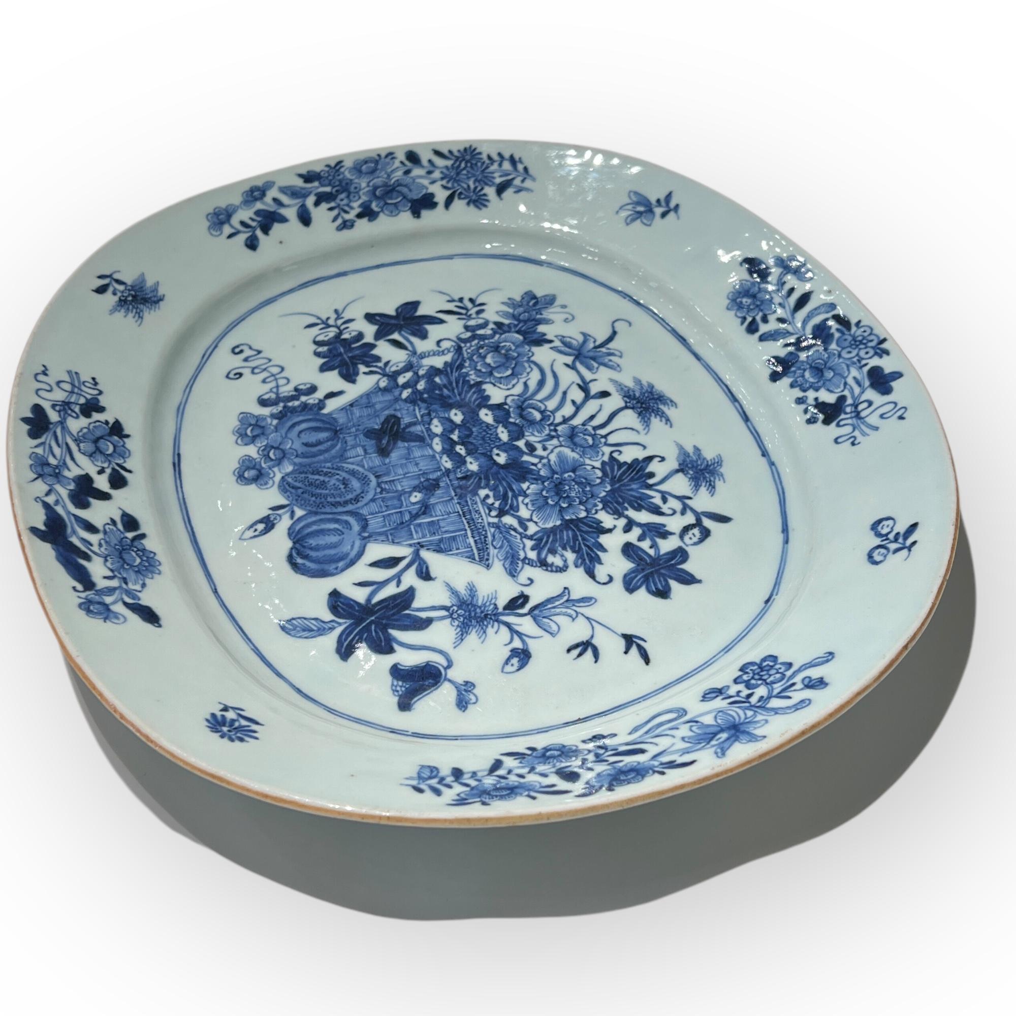 China, 18. Jahrhundert, blau-weiß verzierte Schale, um 1760 im Angebot 3