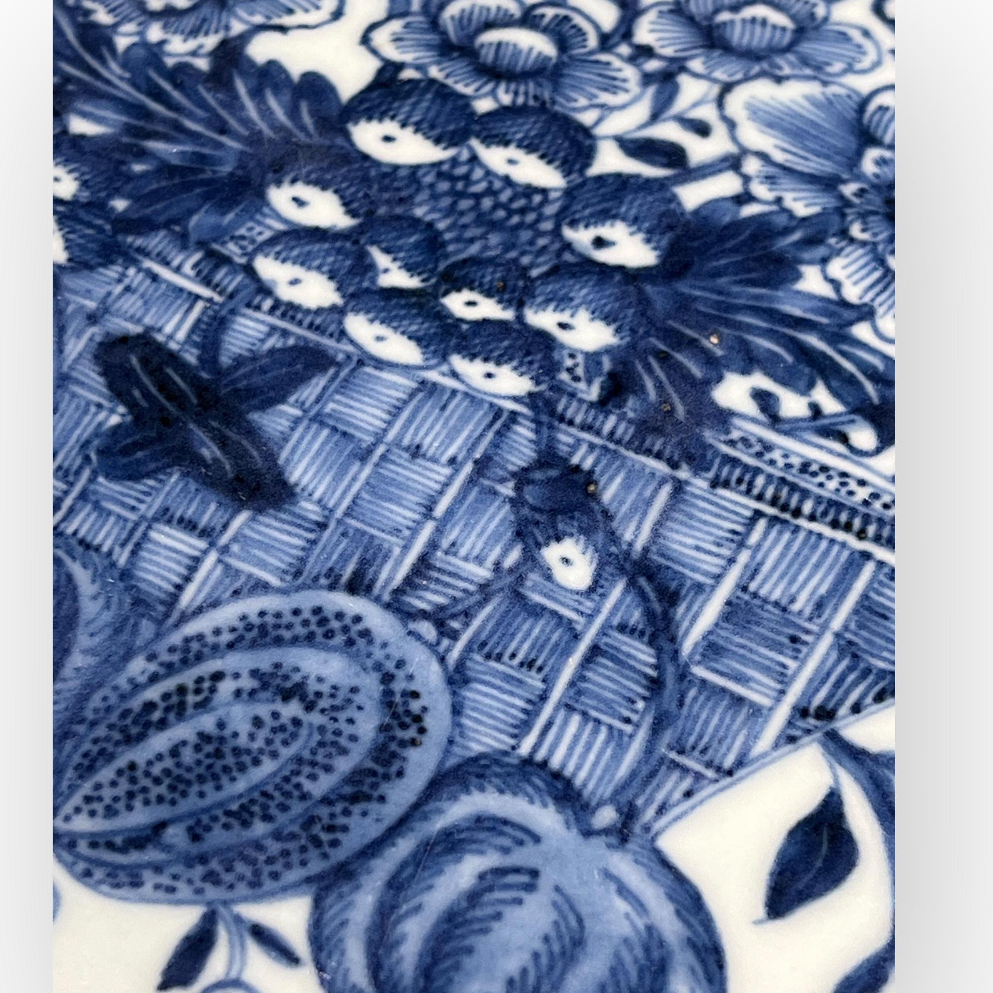 China, 18. Jahrhundert, blau-weiß verzierte Schale, um 1760 (Chinesisch) im Angebot