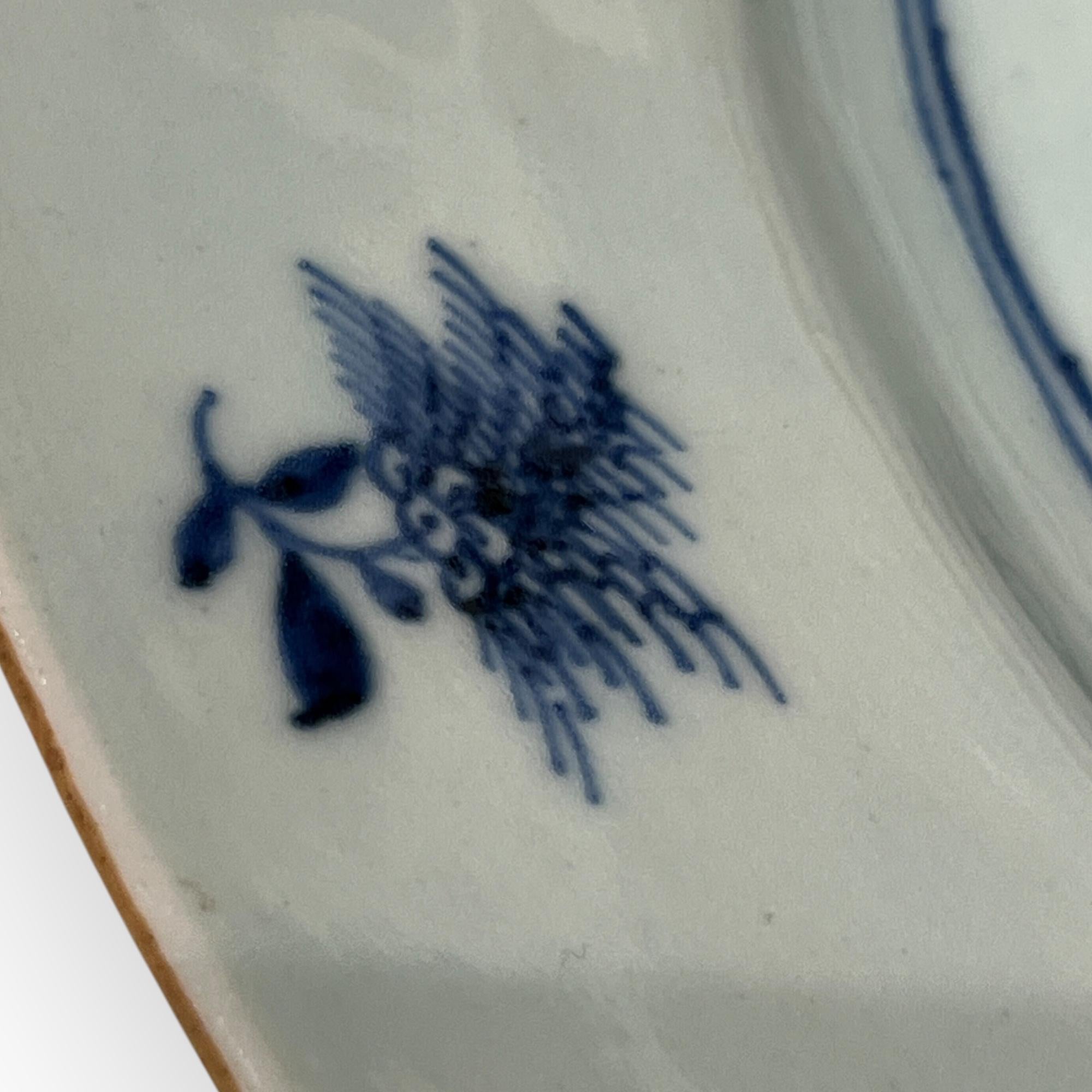 China, 18. Jahrhundert, blau-weiß verzierte Schale, um 1760 (Mitte des 18. Jahrhunderts) im Angebot