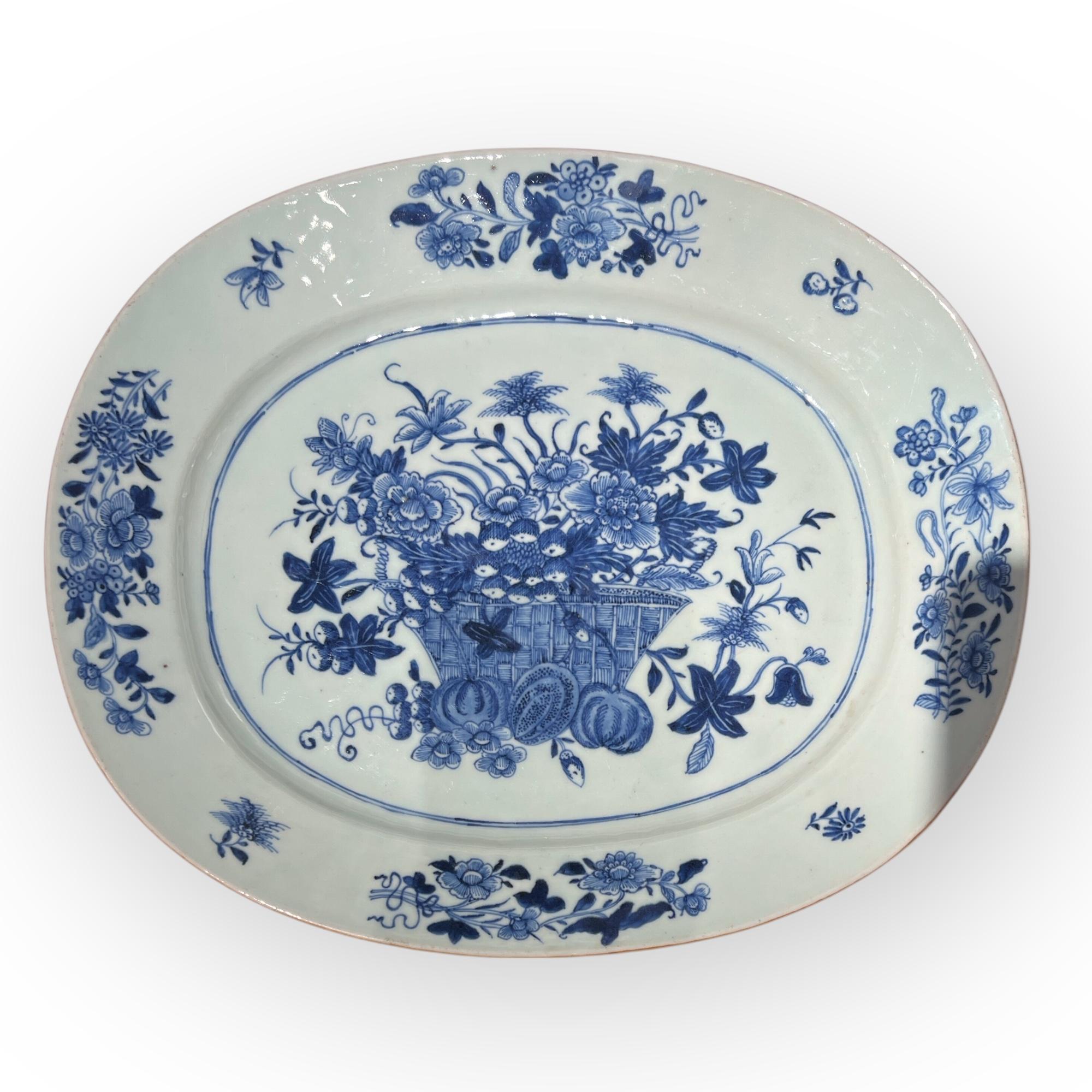China, Siglo XVIII, Plato decorado en azul y blanco, hacia 1760