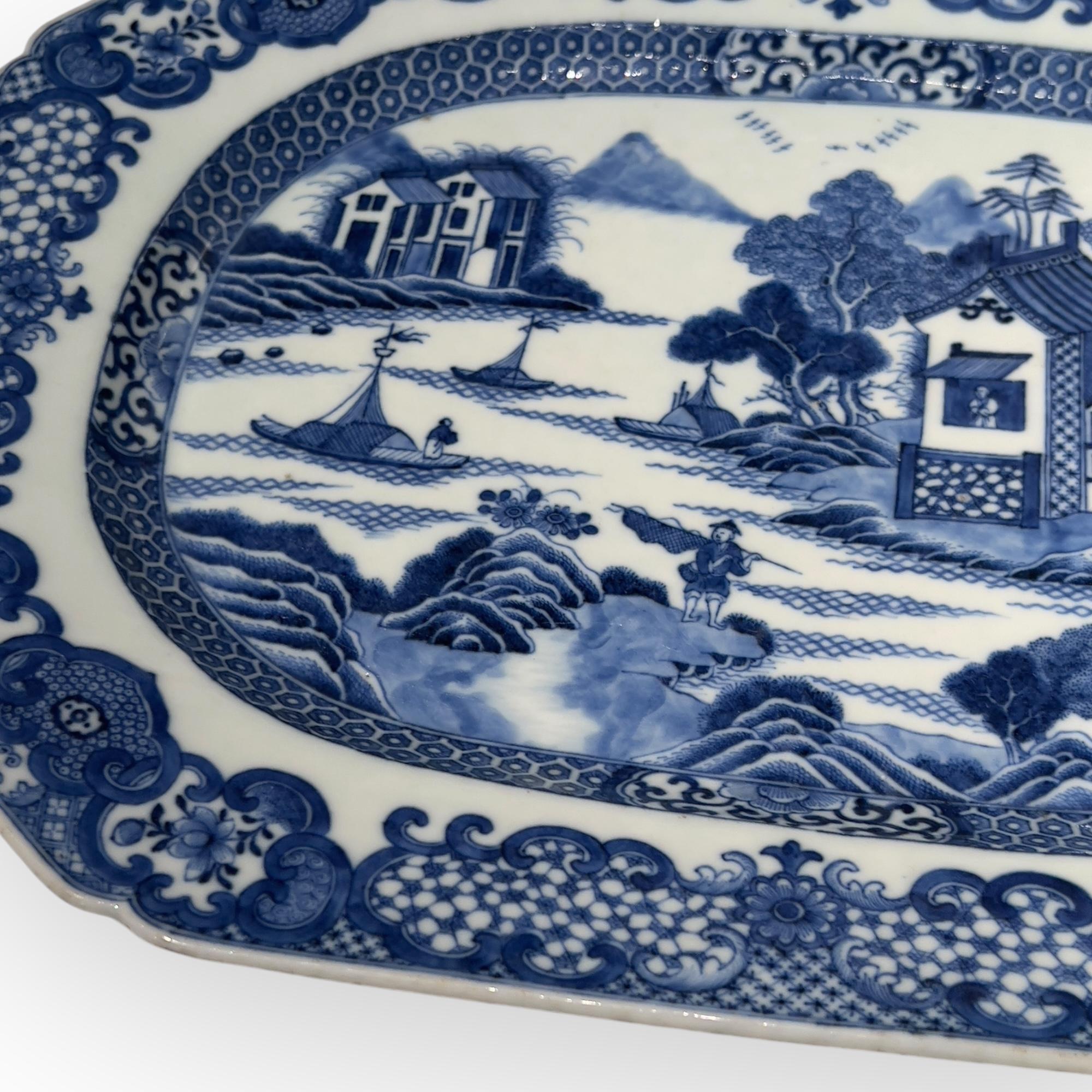 China, 18th Century, Blue-and-White Decorated Dish, circa 1780 For Sale 3