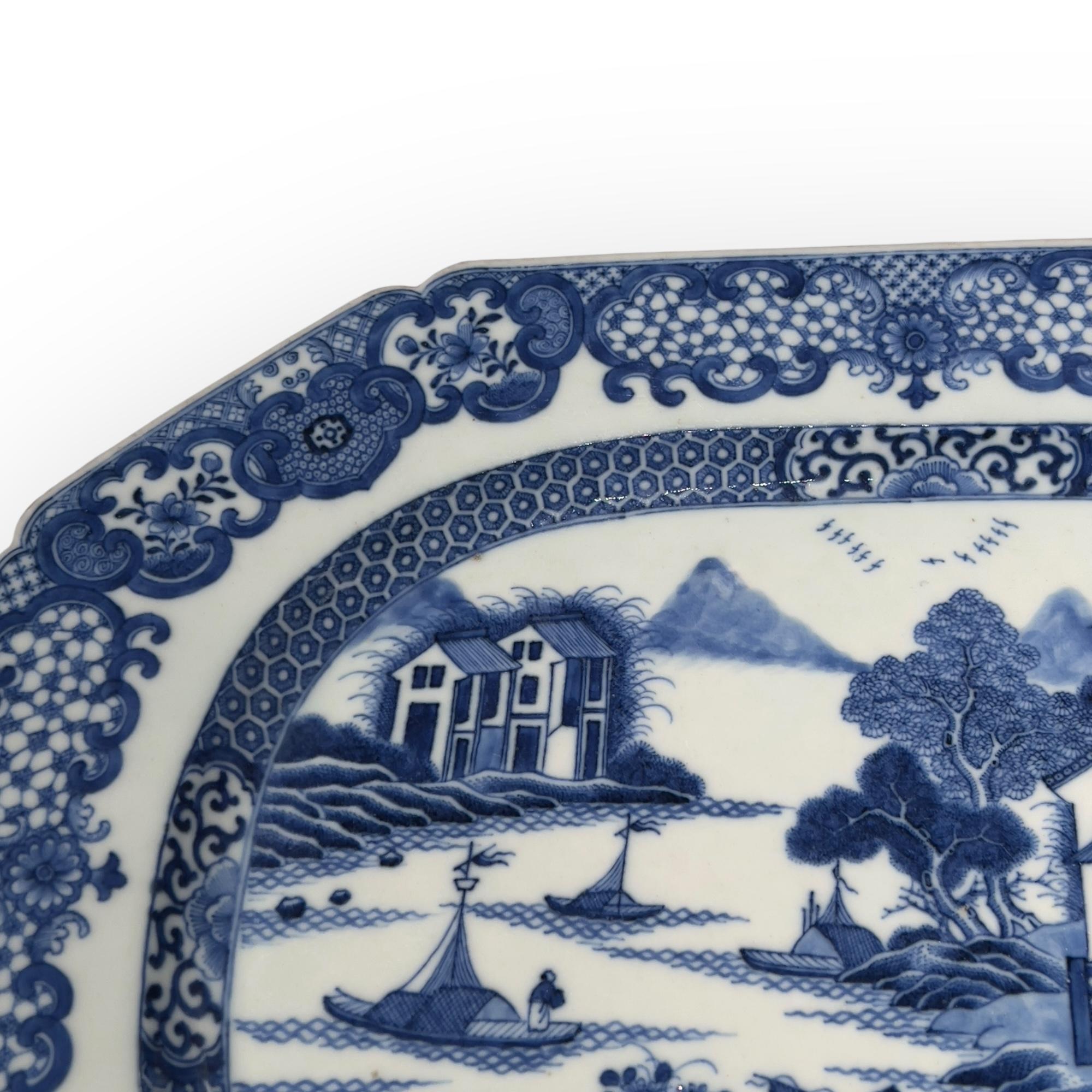 China, 18th Century, Blue-and-White Decorated Dish, circa 1780 For Sale 4