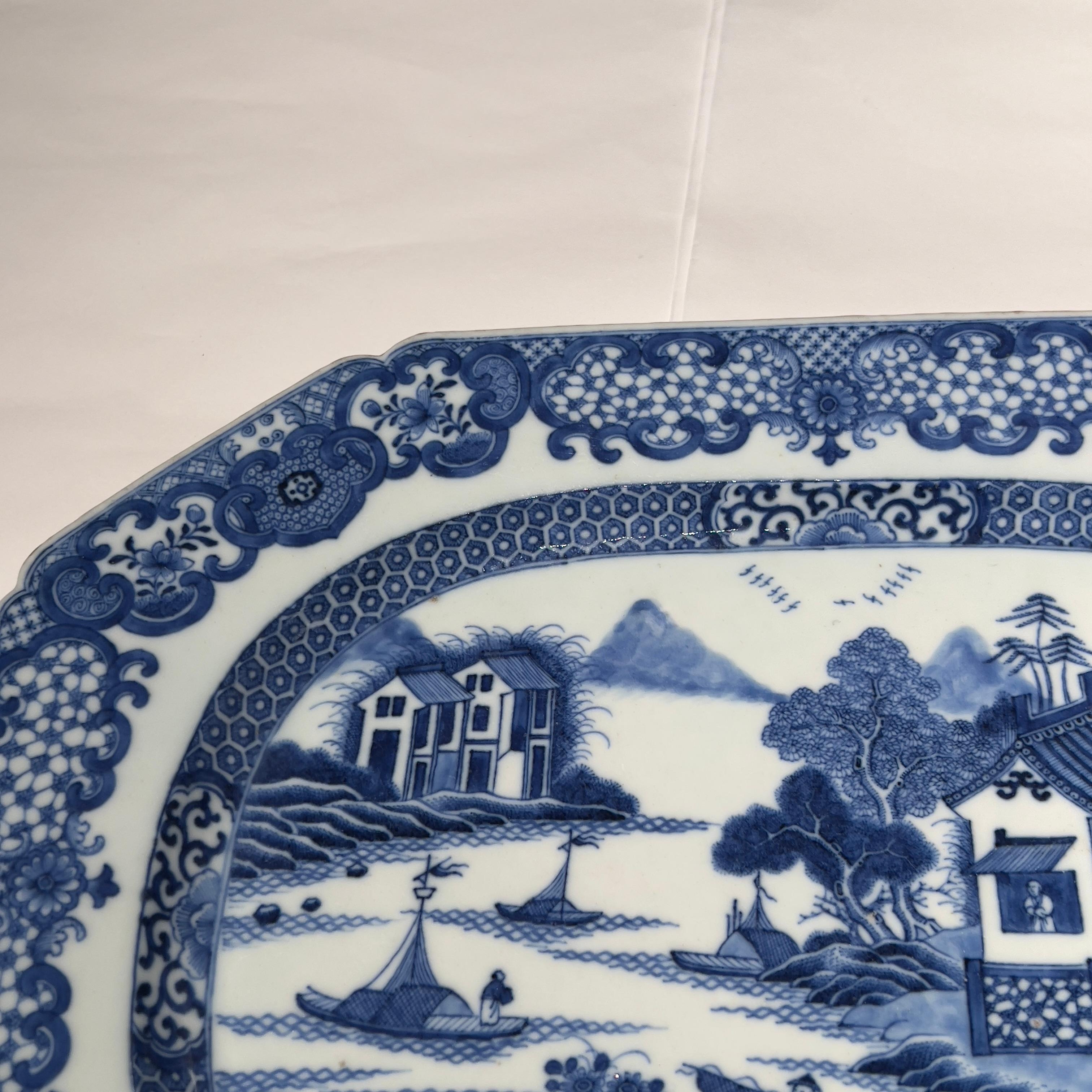 China, 18th Century, Blue-and-White Decorated Dish, circa 1780 For Sale 5