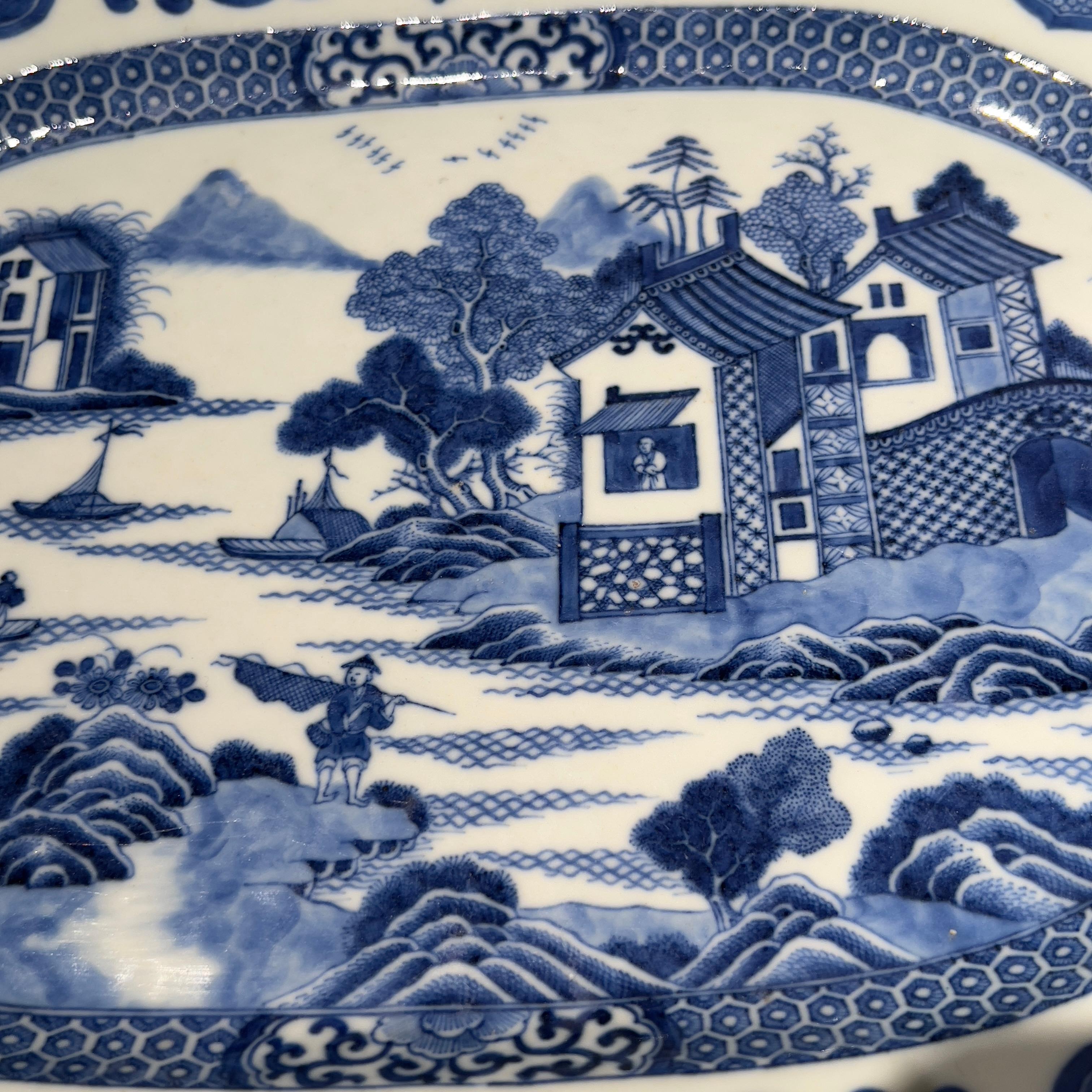 China, 18th Century, Blue-and-White Decorated Dish, circa 1780 For Sale 8