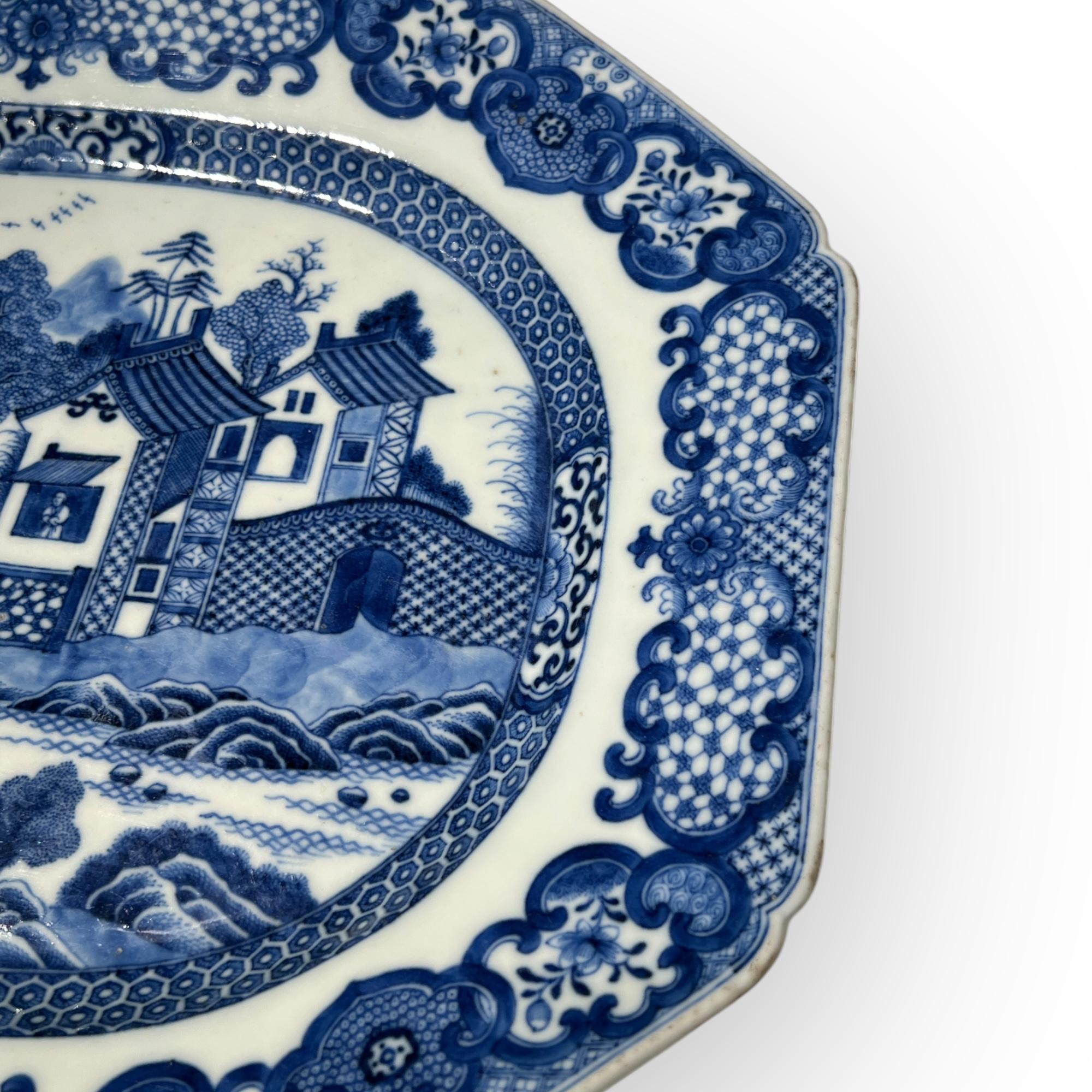 China, 18th Century, Blue-and-White Decorated Dish, circa 1780 For Sale 1